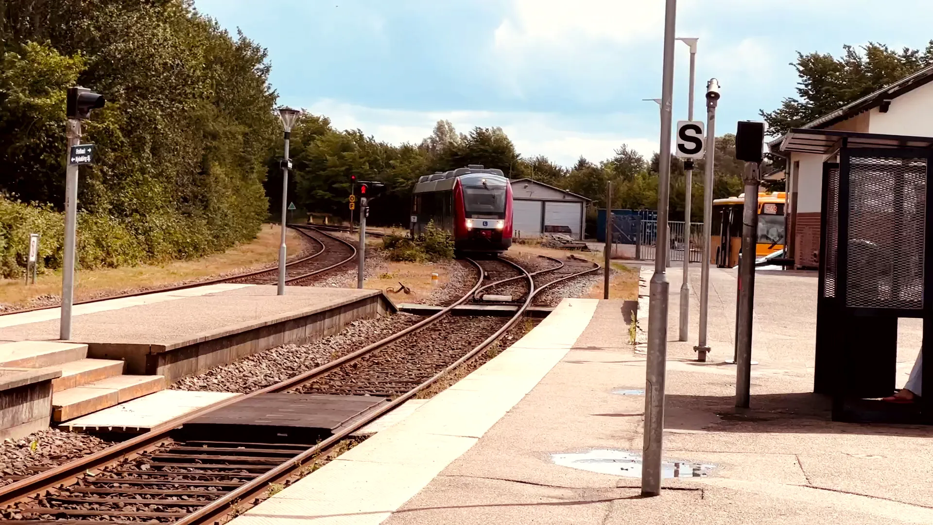 Billede af tog ud for Hørve Station.