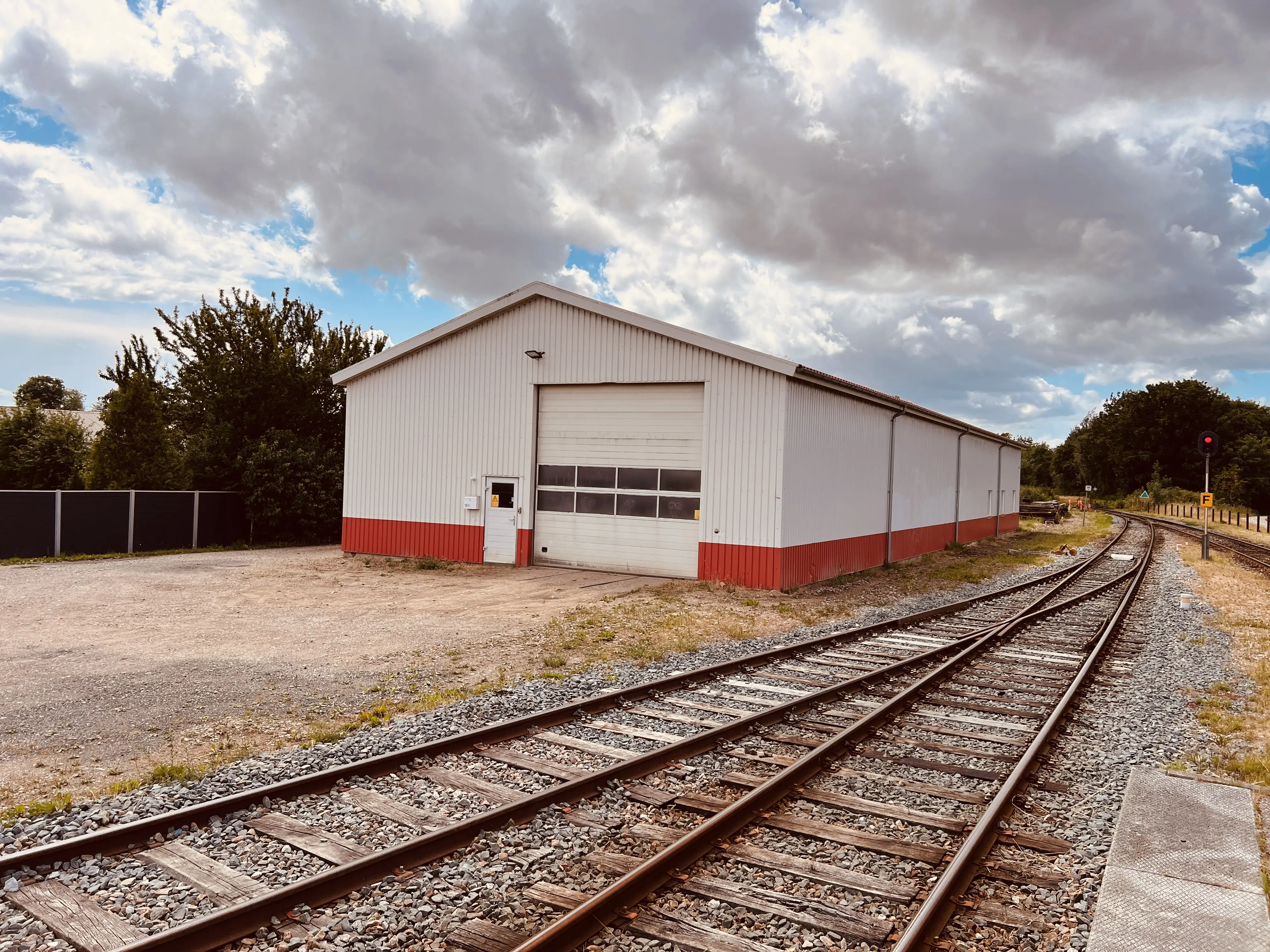 Billede af materielbygningen ved Asnæs Station.