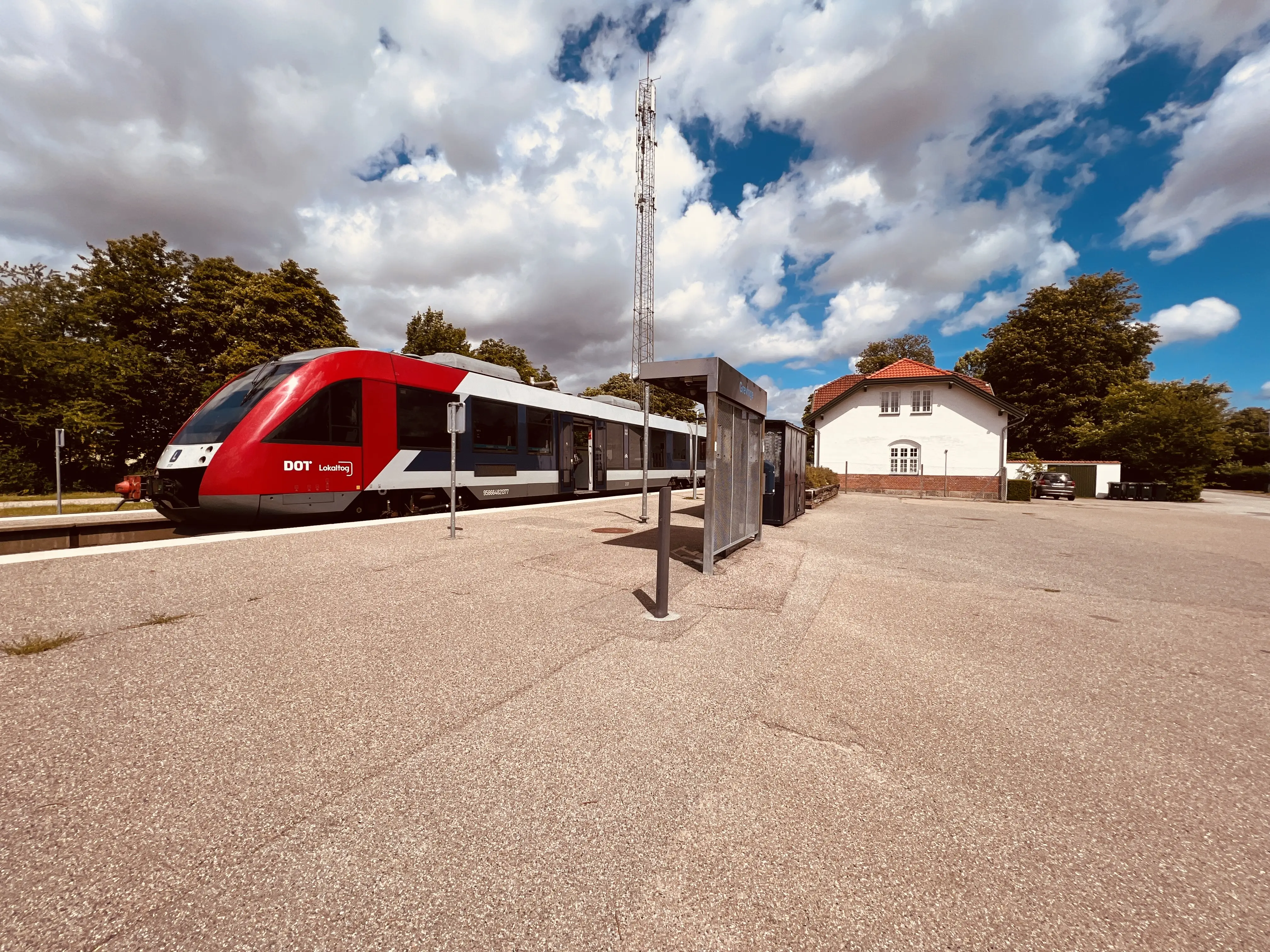 Billede af tog ud for Grevinge Station.