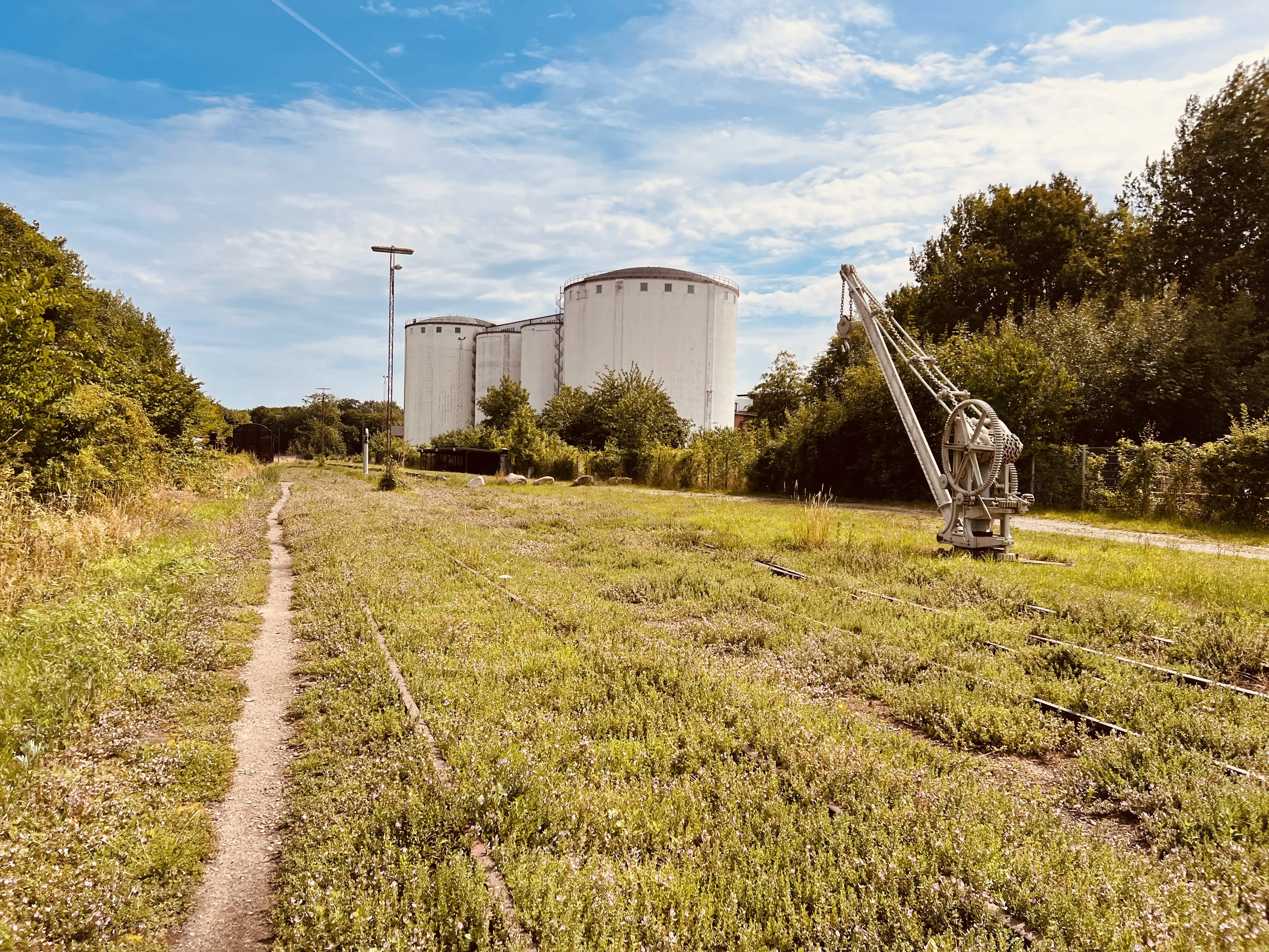 Billede af den gamle kran ved Gørlev Station.