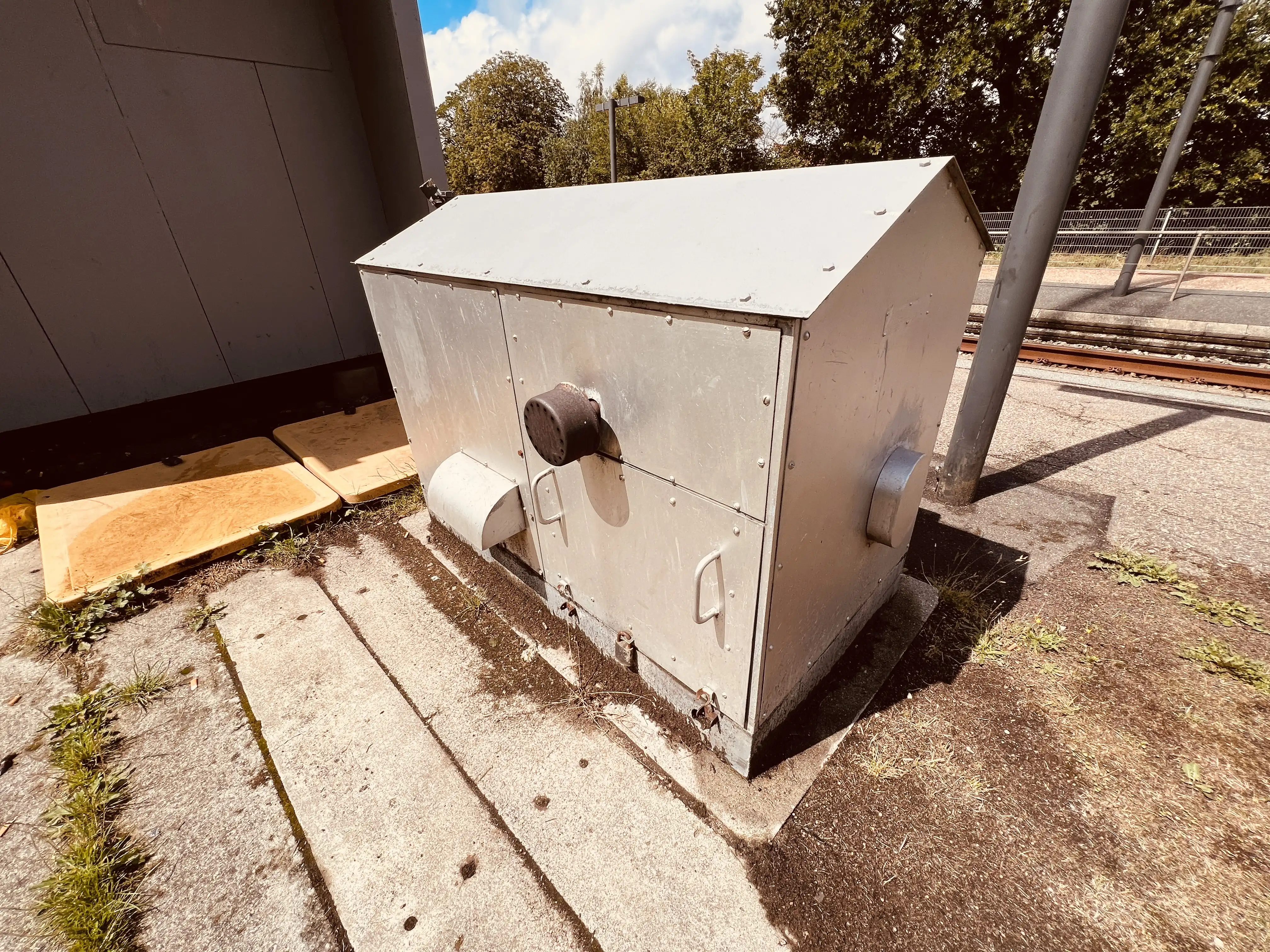 Billede af Pedershaab nødgenerator ved Mørkøv Station.