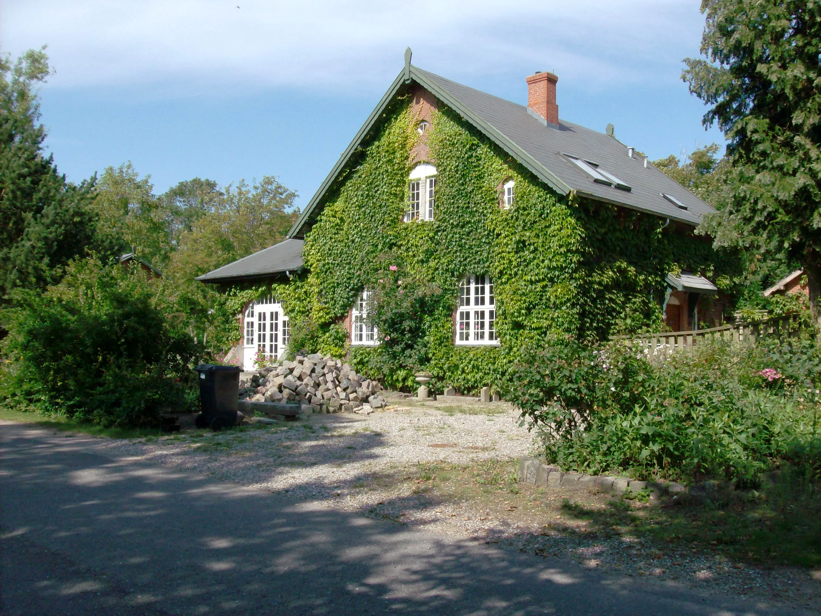 Billede af Løve Trinbræt, som lå bag den gamle Løve Station. Billede af Løve Trinbræt, som lå bag den gamle Løve Station.