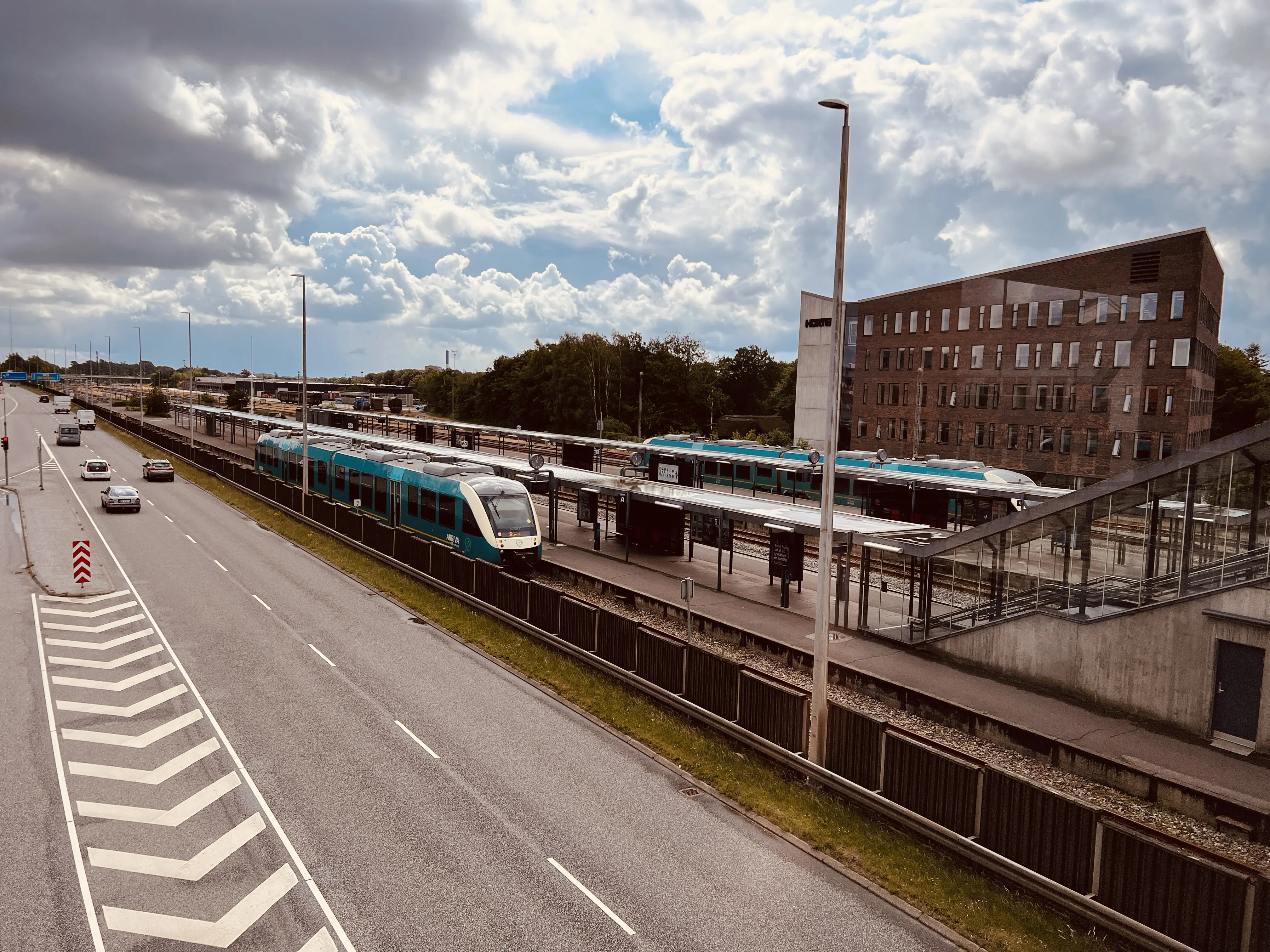 Billede af tog ud for Herning Banegård Center.