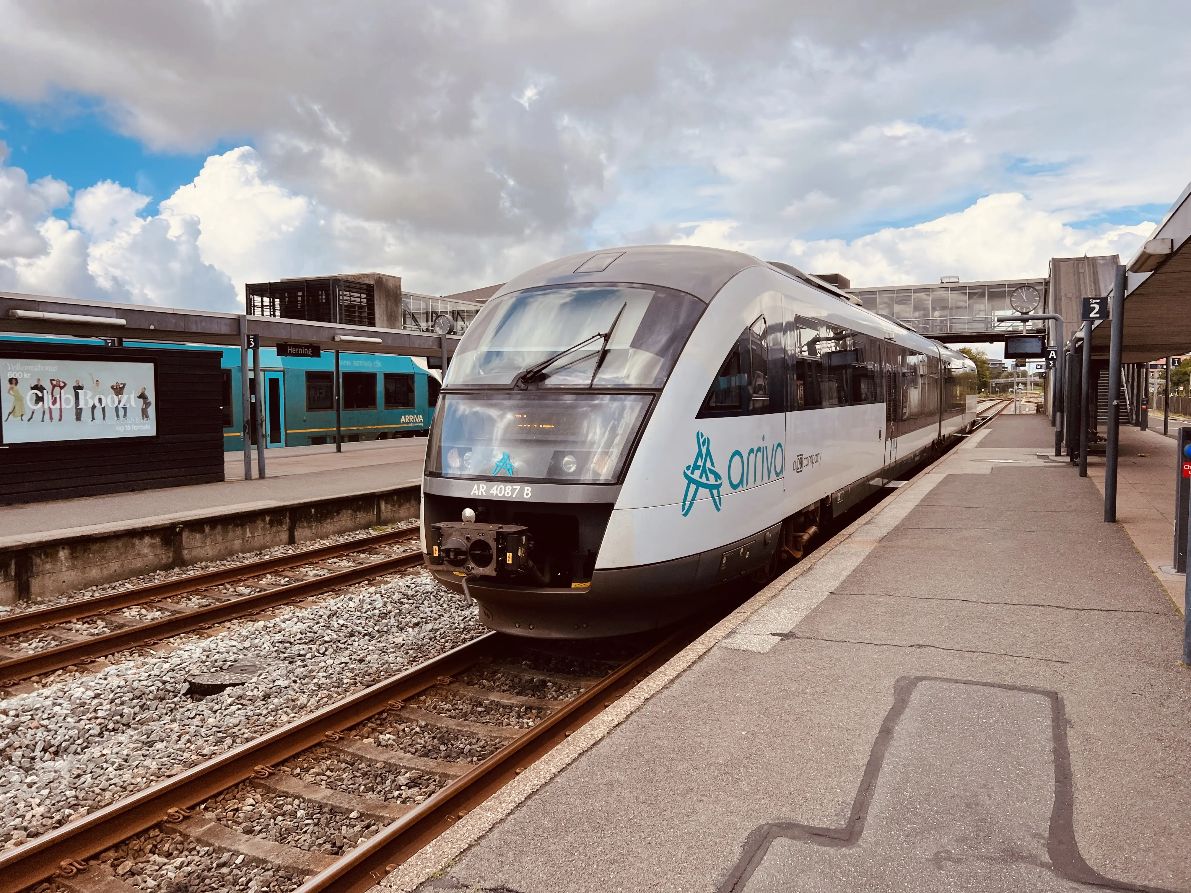 Billede af tog ud for Herning Banegård Center.