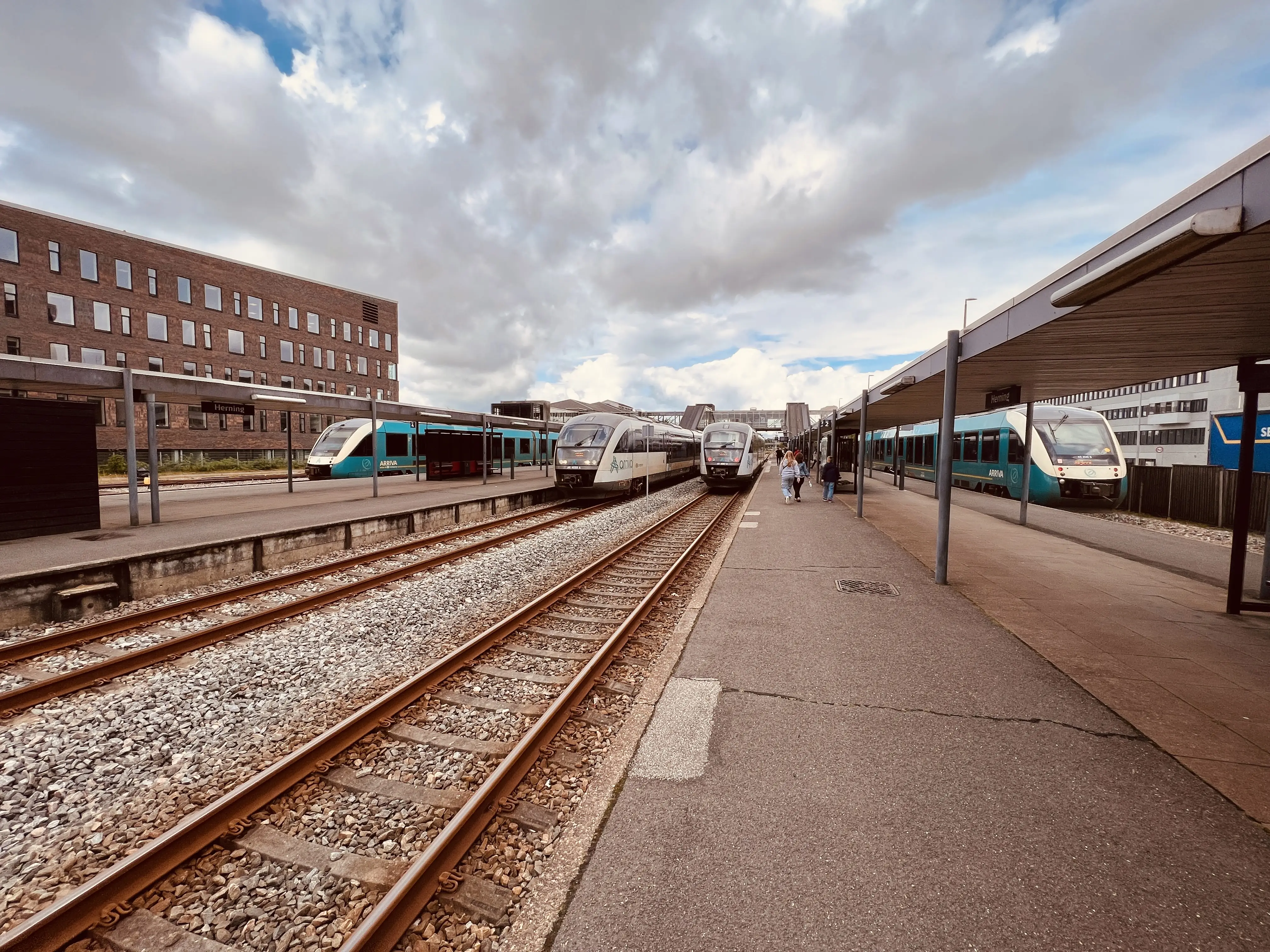 Billede af tog ud for Herning Banegård Center.