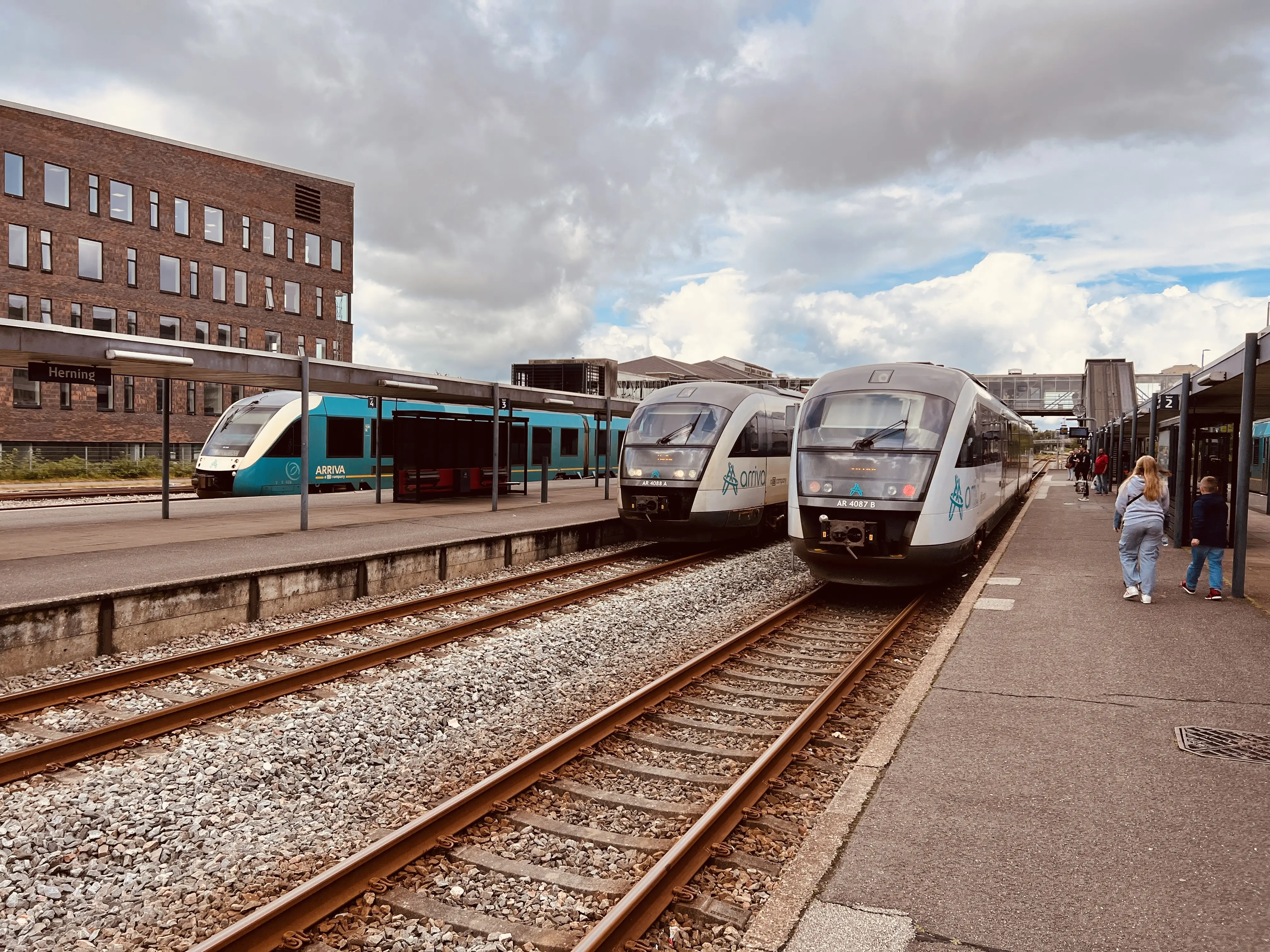 Billede af tog ud for Herning Banegård Center.
