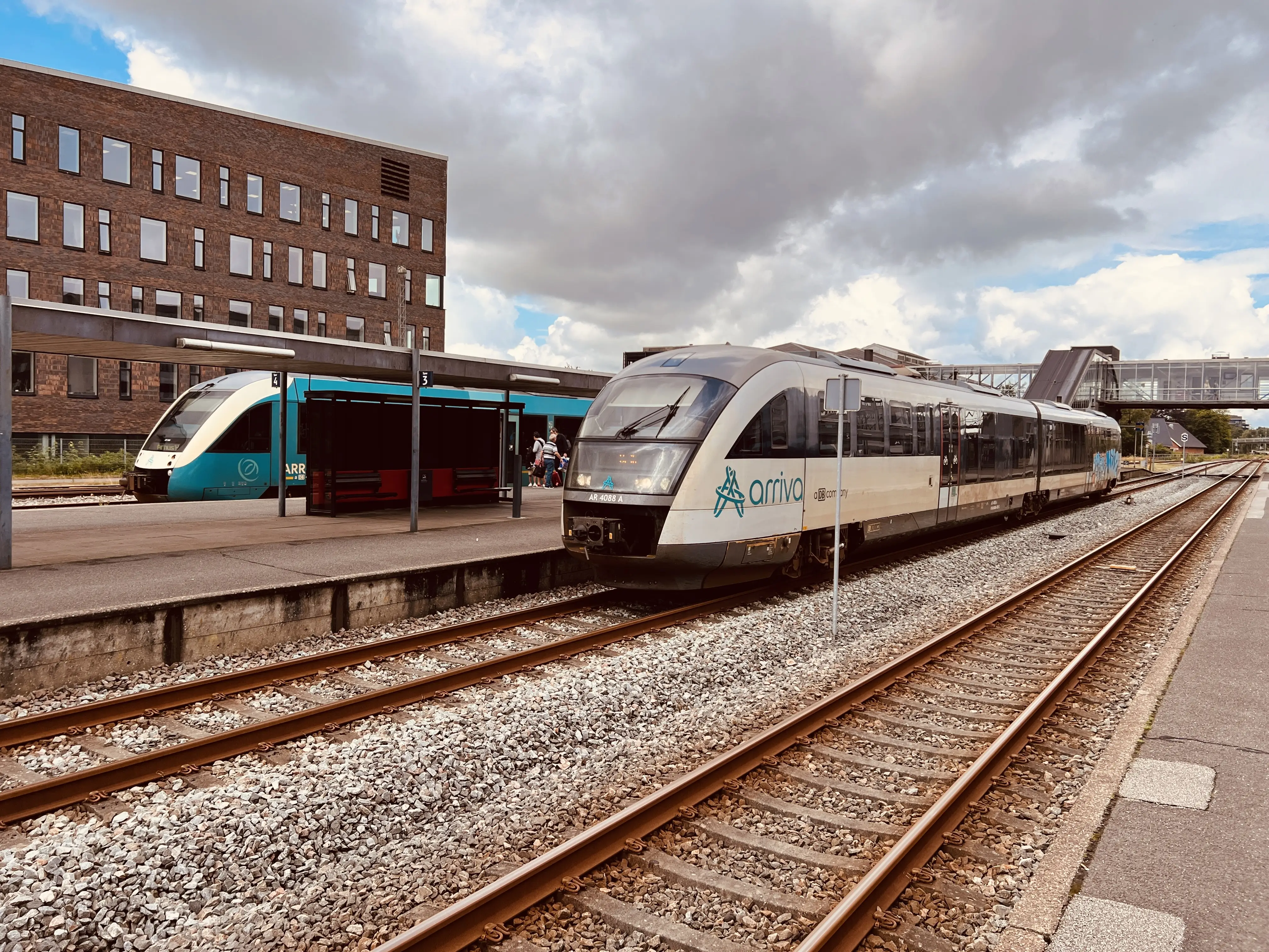 Billede af tog ud for Herning Banegård Center.