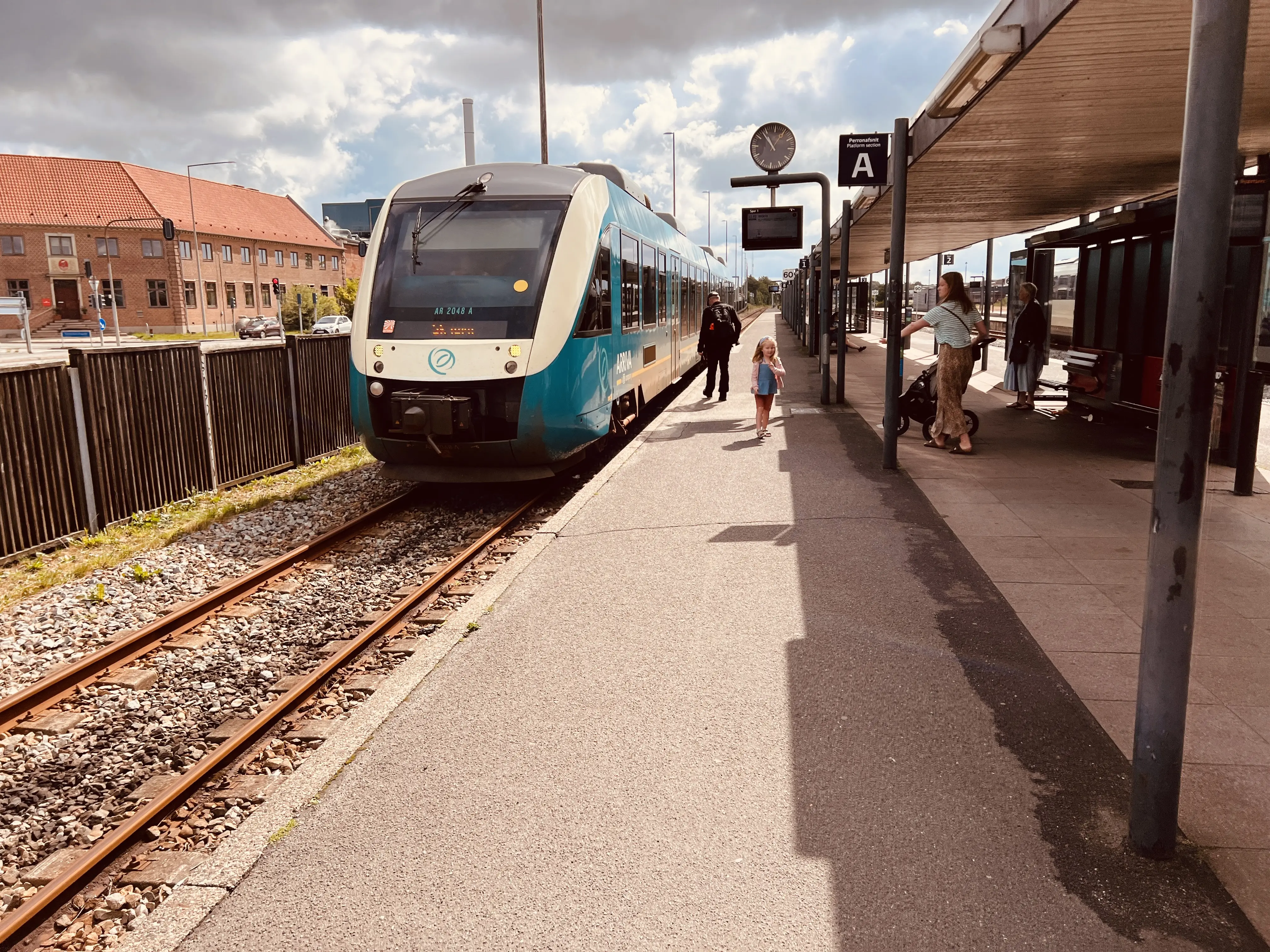 Billede af tog ud for Herning Banegård Center.