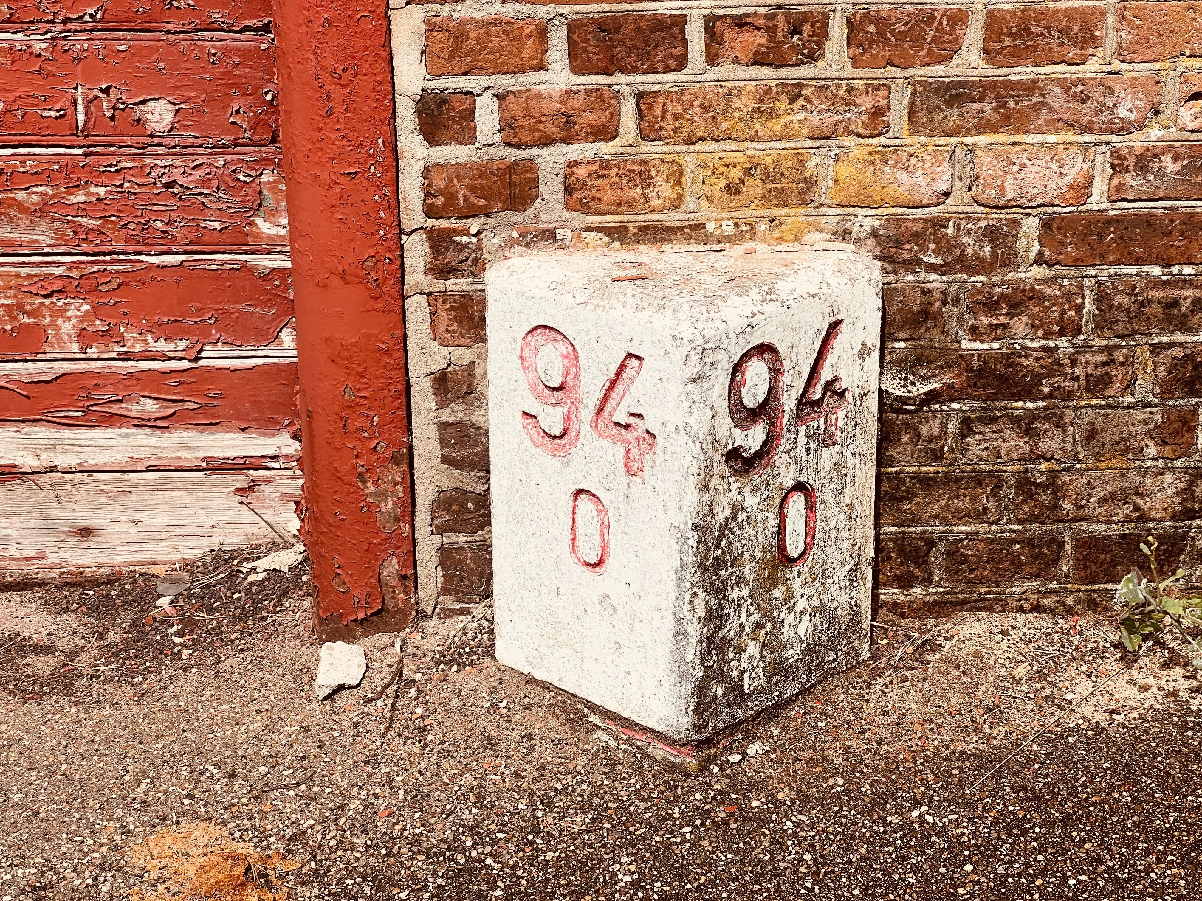 Billede af kilometerstenen ved Troldhede Stations varehus - 94,0 km. fra Skanderborg. Billede af kilometerstenen ved Troldhede Stations varehus - 94,0 km. fra Skanderborg.