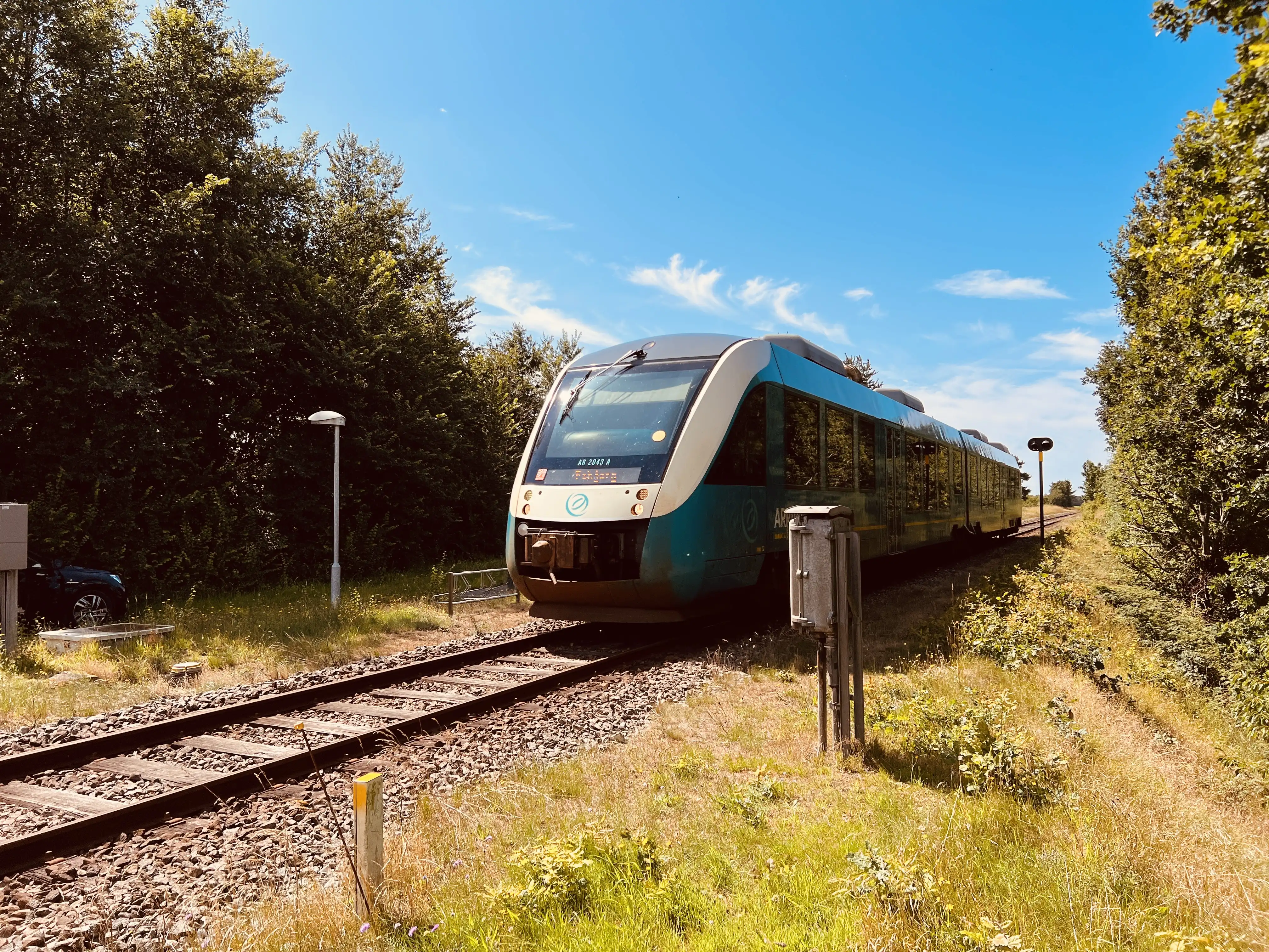 Billede af ARRIVA AR 2043 fotograferet ud for Hyllerslev Trinbræt. Billede af ARRIVA AR 2043 fotograferet ud for Hyllerslev Trinbræt.