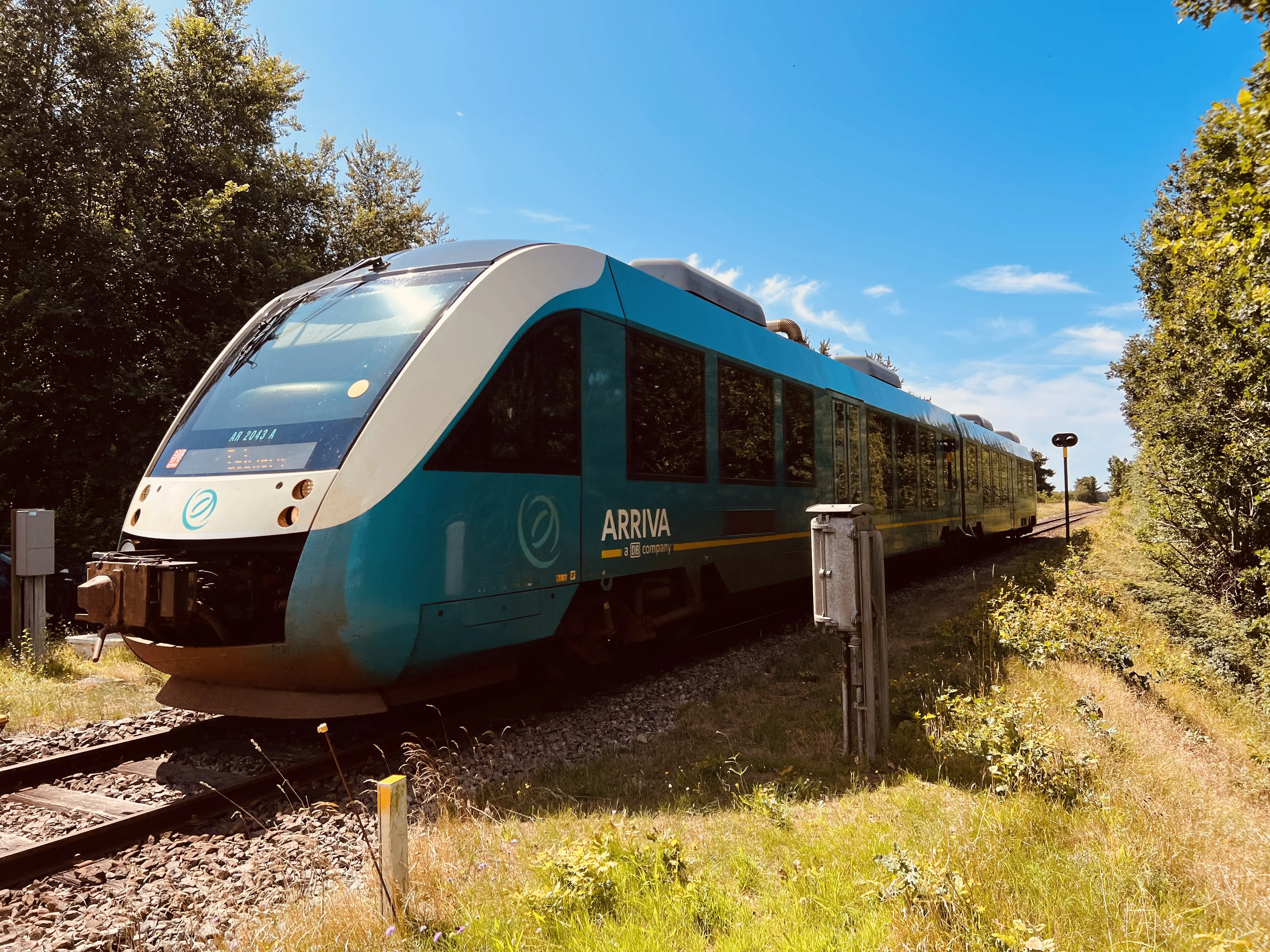 Billede af ARRIVA AR 2043 fotograferet ud for Hyllerslev Trinbræt. Billede af ARRIVA AR 2043 fotograferet ud for Hyllerslev Trinbræt.