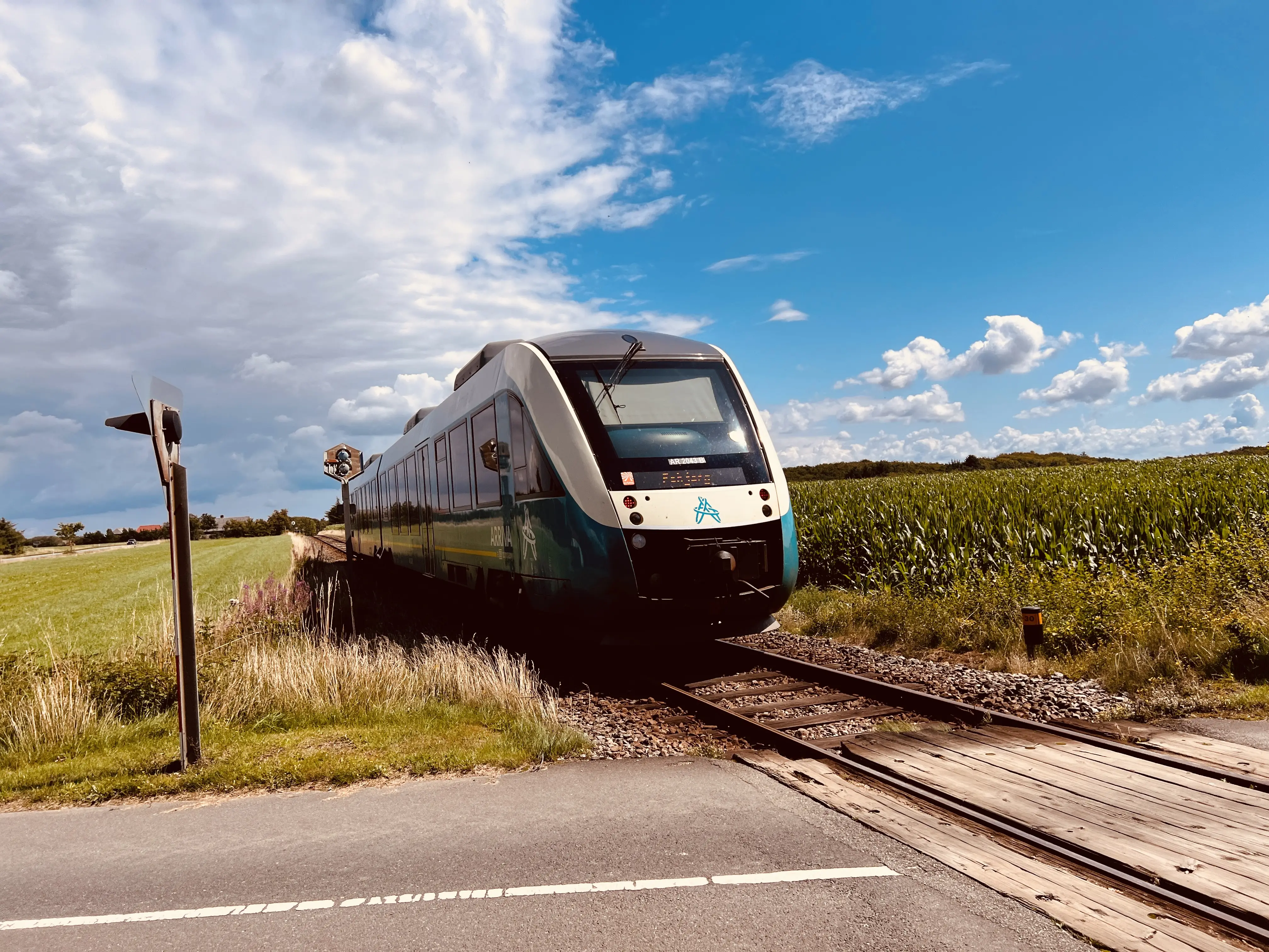 Billede af ARRIVA AR 2043 fotograferet ud for Hyllerslev Trinbræt. Billede af ARRIVA AR 2043 fotograferet ud for Hyllerslev Trinbræt.