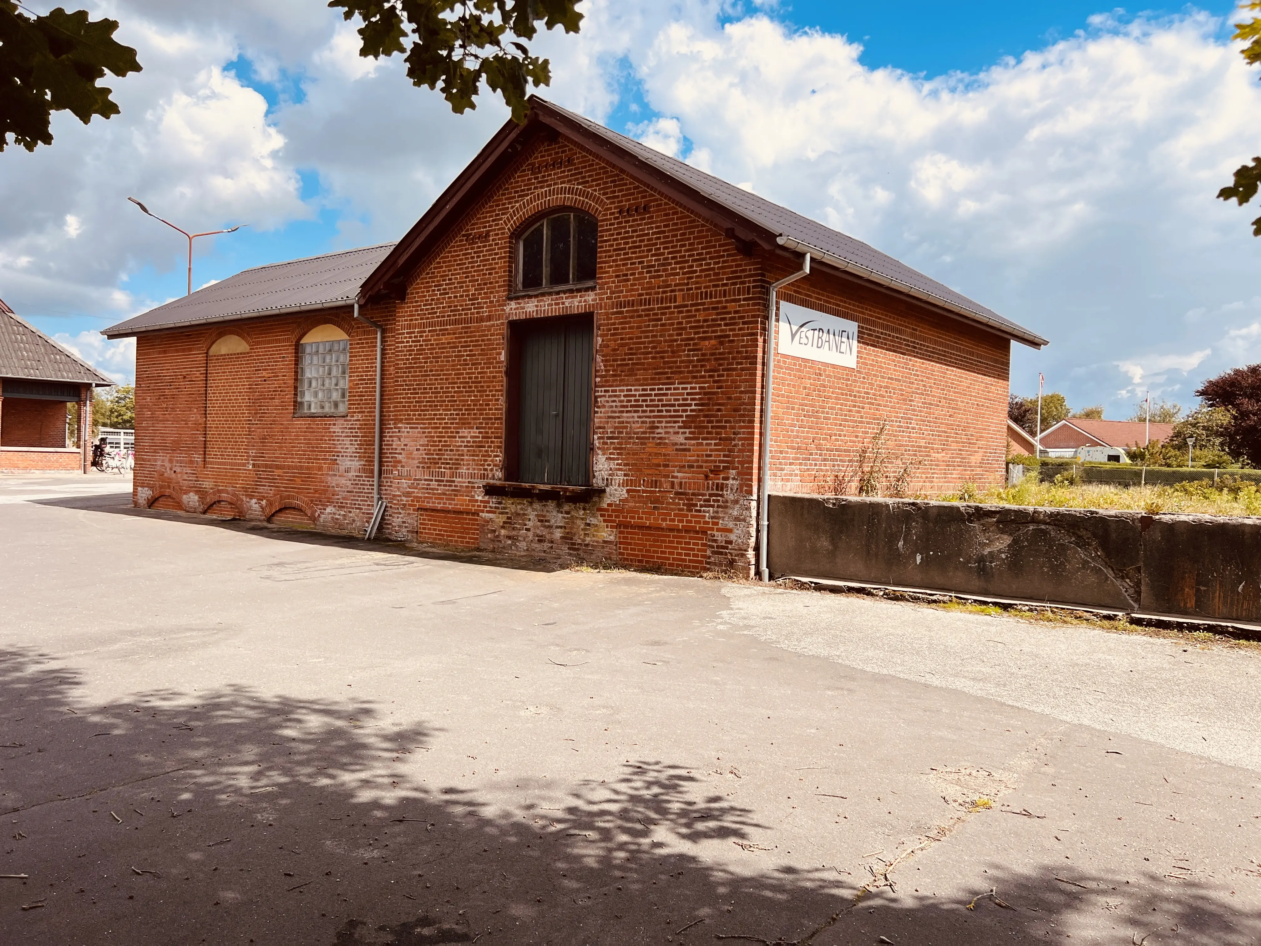 Billede af Oksbøl Stations varehus.