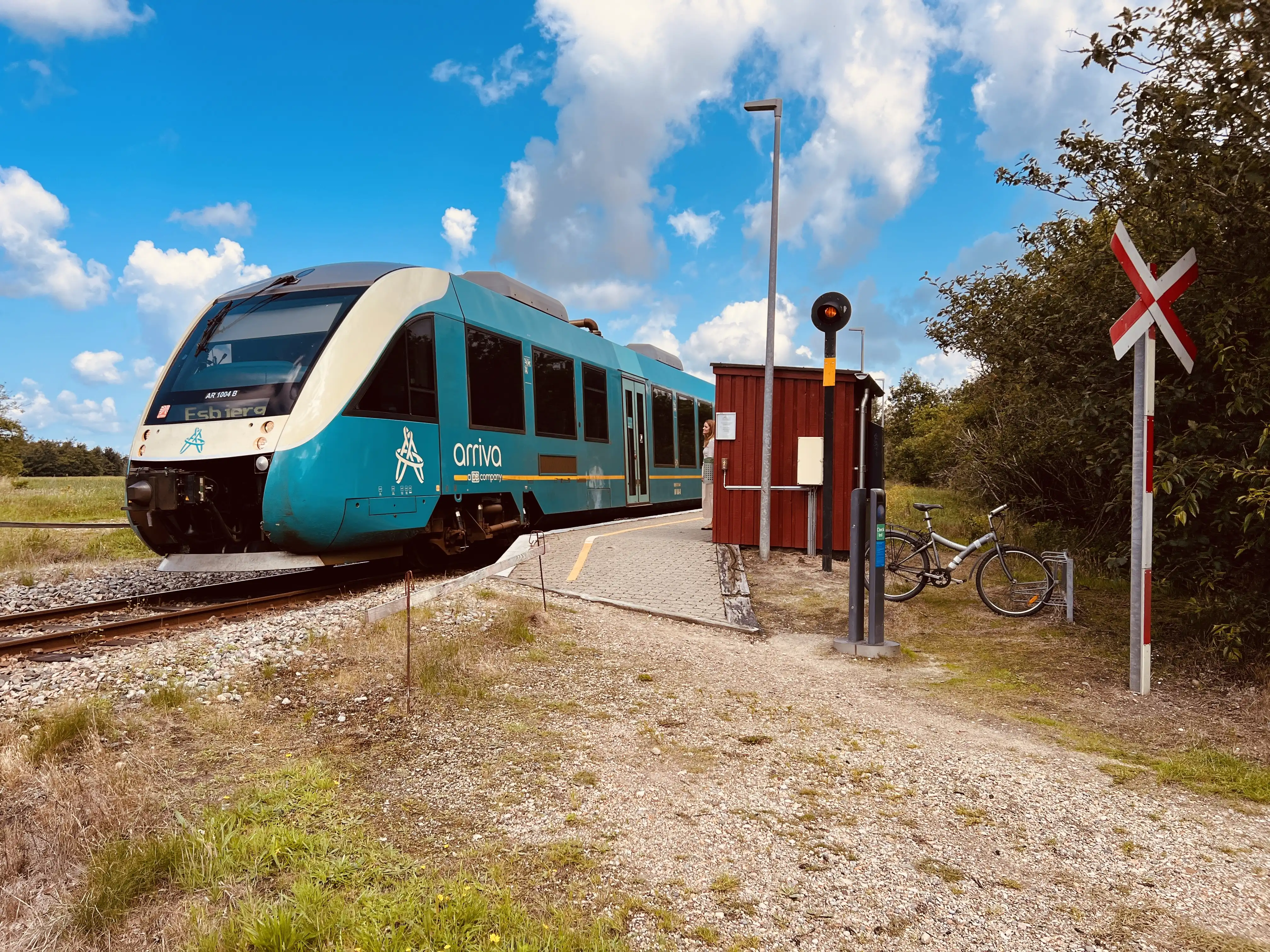 Billede af tog ud for Jegum Trinbræt. Billede af tog ud for Jegum Trinbræt.