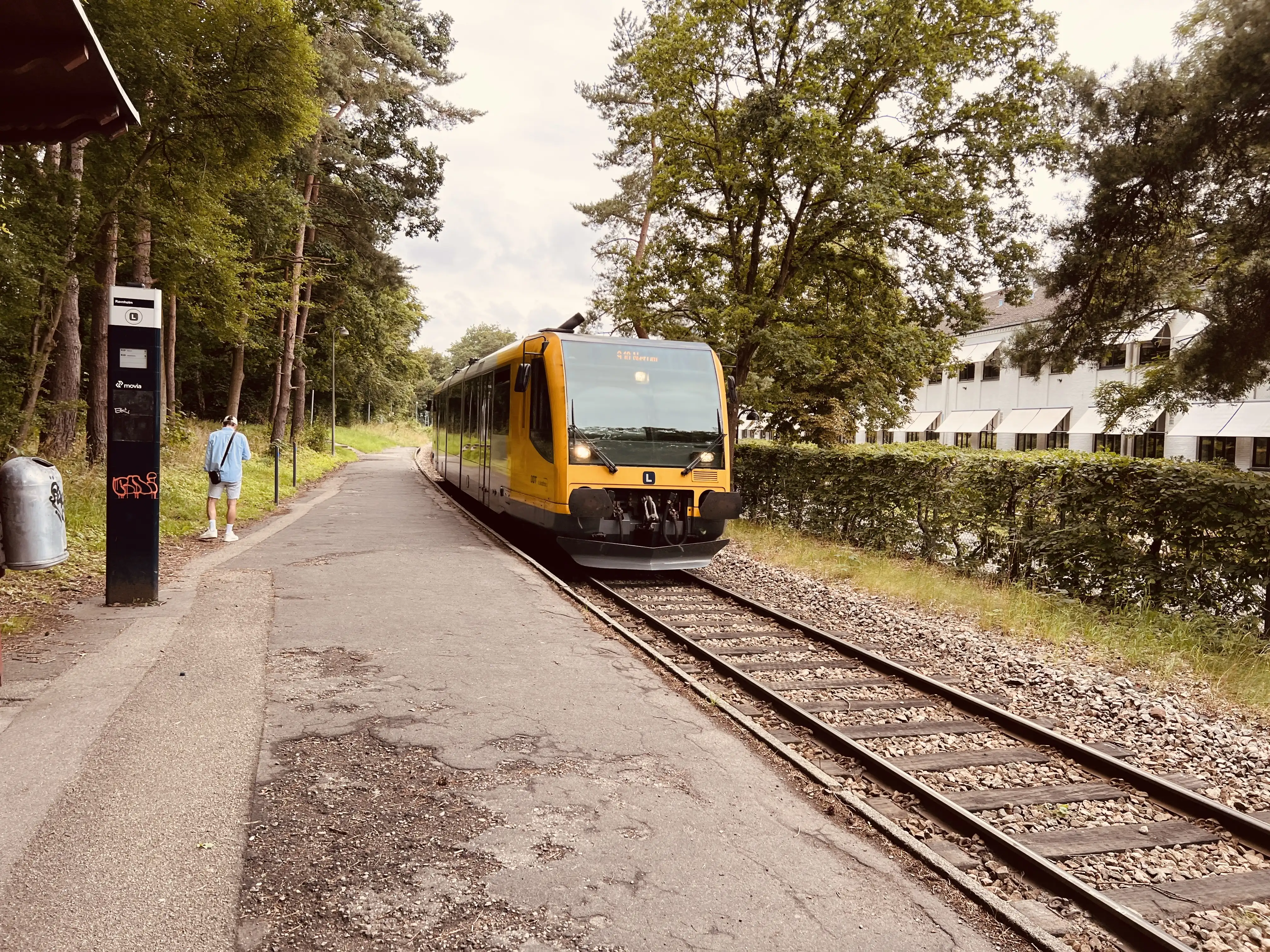 Billede af tog ud for Lyngby Lokal Station. Billede af tog ud for Lyngby Lokal Station.