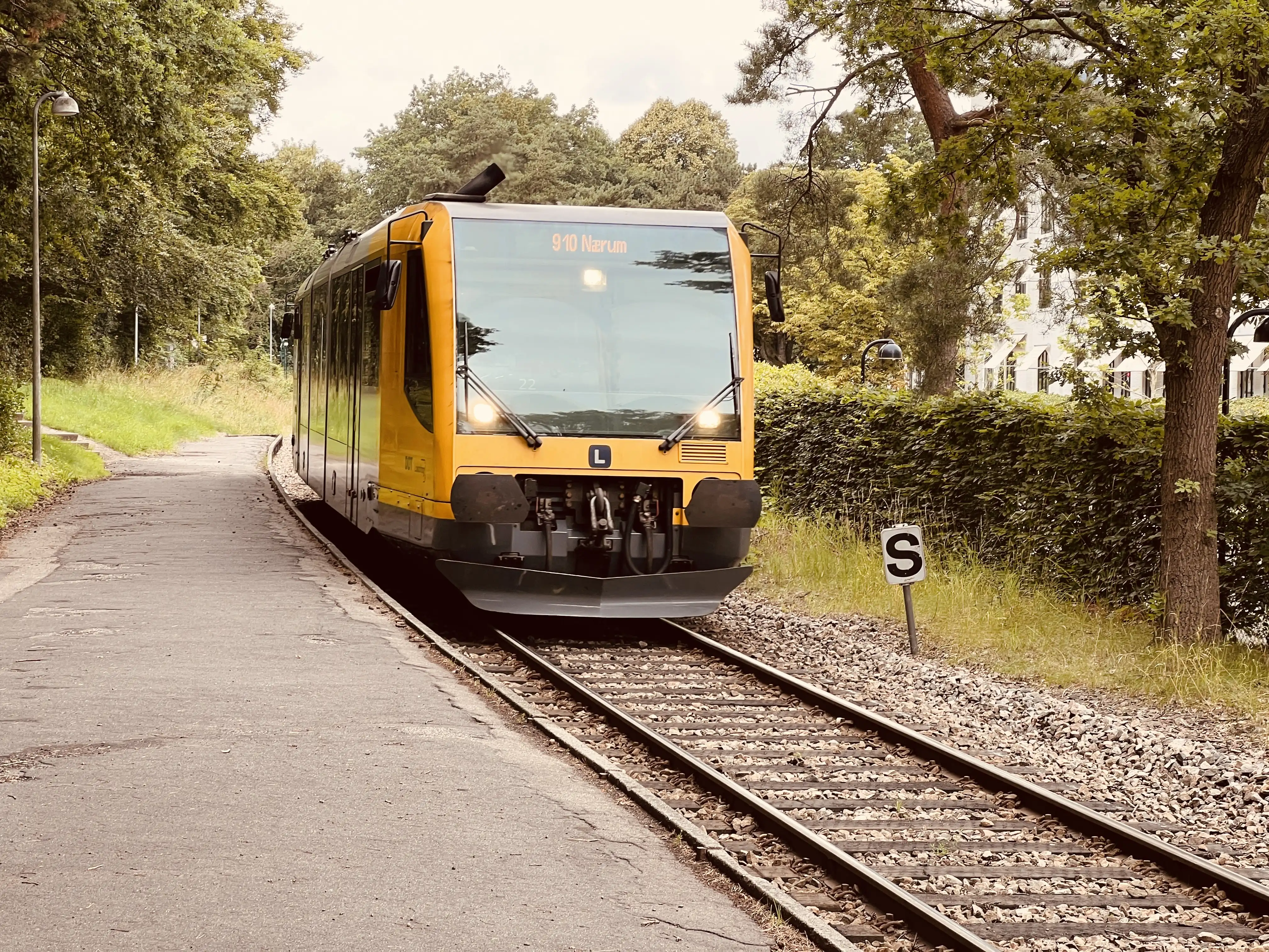 Billede af tog ud for Lyngby Lokal Station. Billede af tog ud for Lyngby Lokal Station.