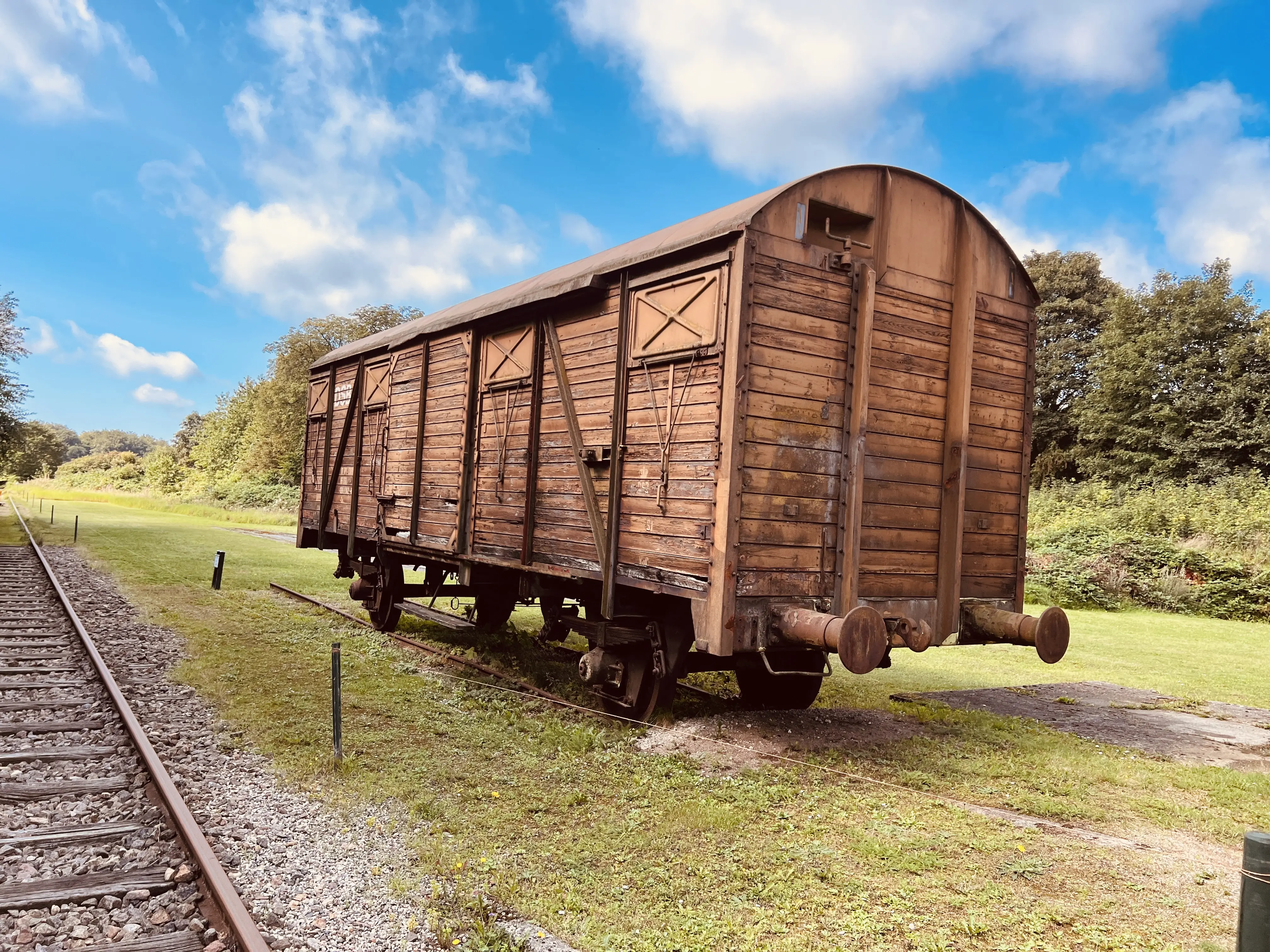 Billede af tog ud for Nårup Station. Billede af tog ud for Nårup Station.
