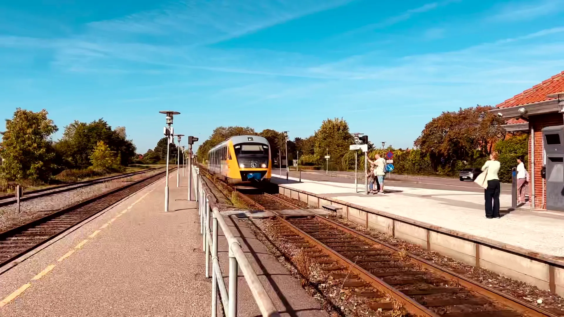 Billede af tog ud for Sakskøbing Station. Billede af tog ud for Sakskøbing Station.