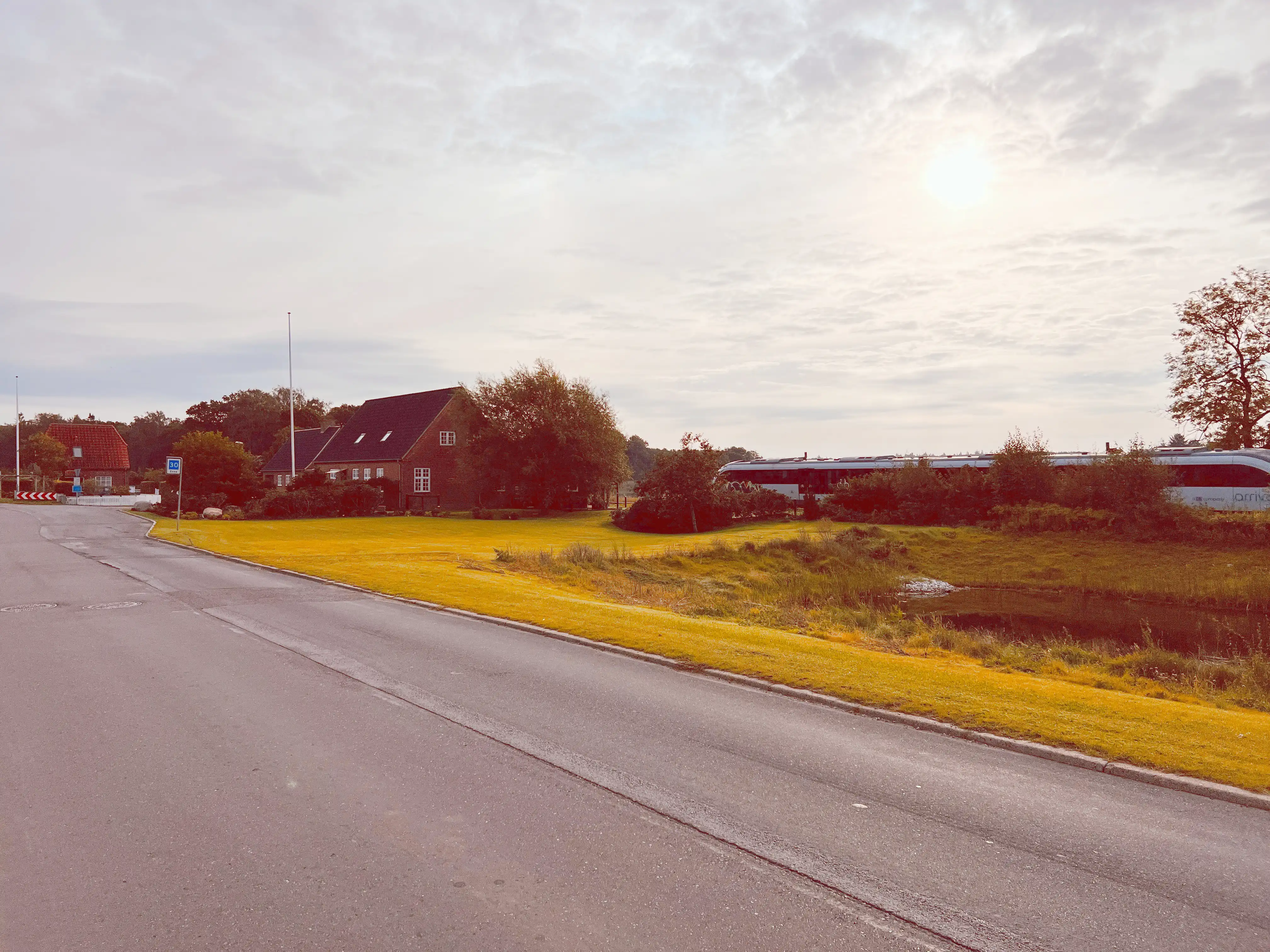 Billede af tog ud for den nedlagte Tange Station. Billede af tog ud for den nedlagte Tange Station.