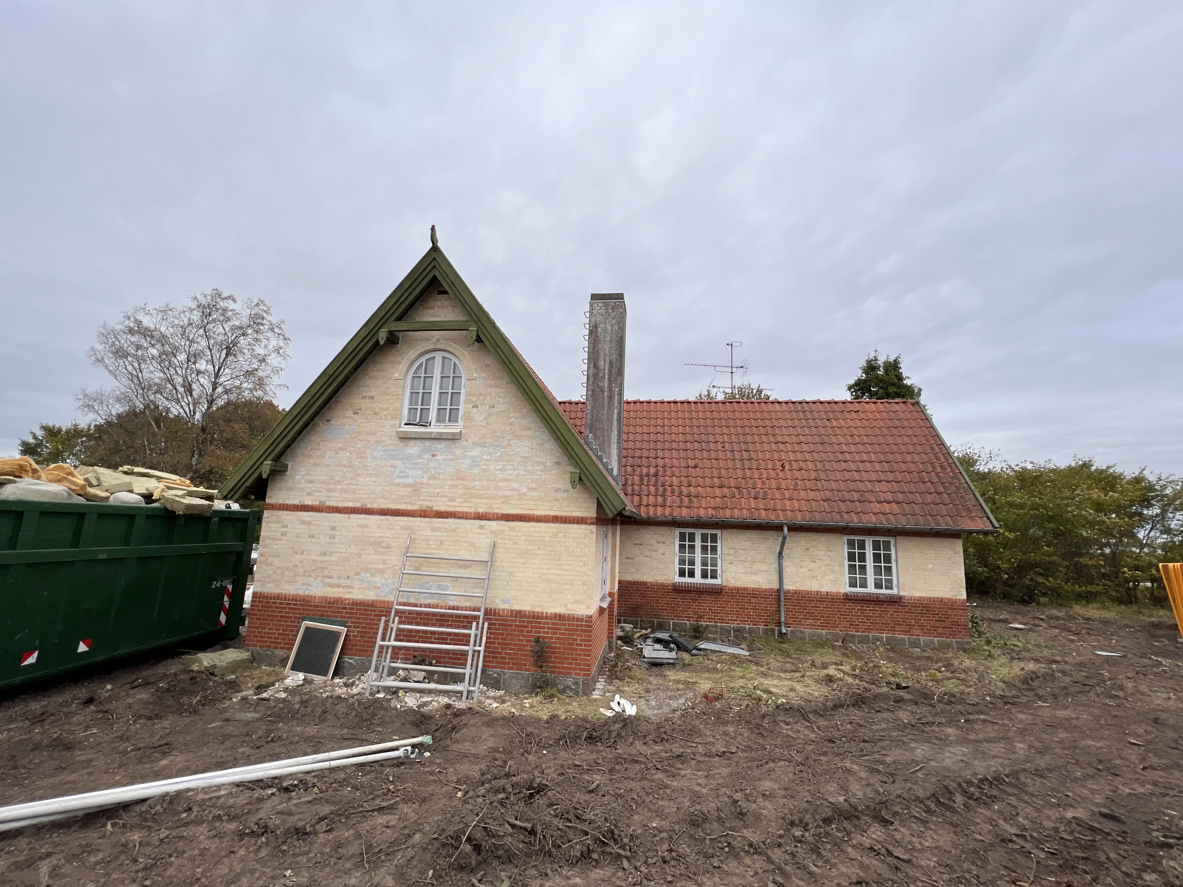 Billede af vogterhuset ved Allerup Trinbræt - her er vogterhuset ved at blive revet ned. Billede af vogterhuset ved Allerup Trinbræt - her er vogterhuset ved at blive revet ned.