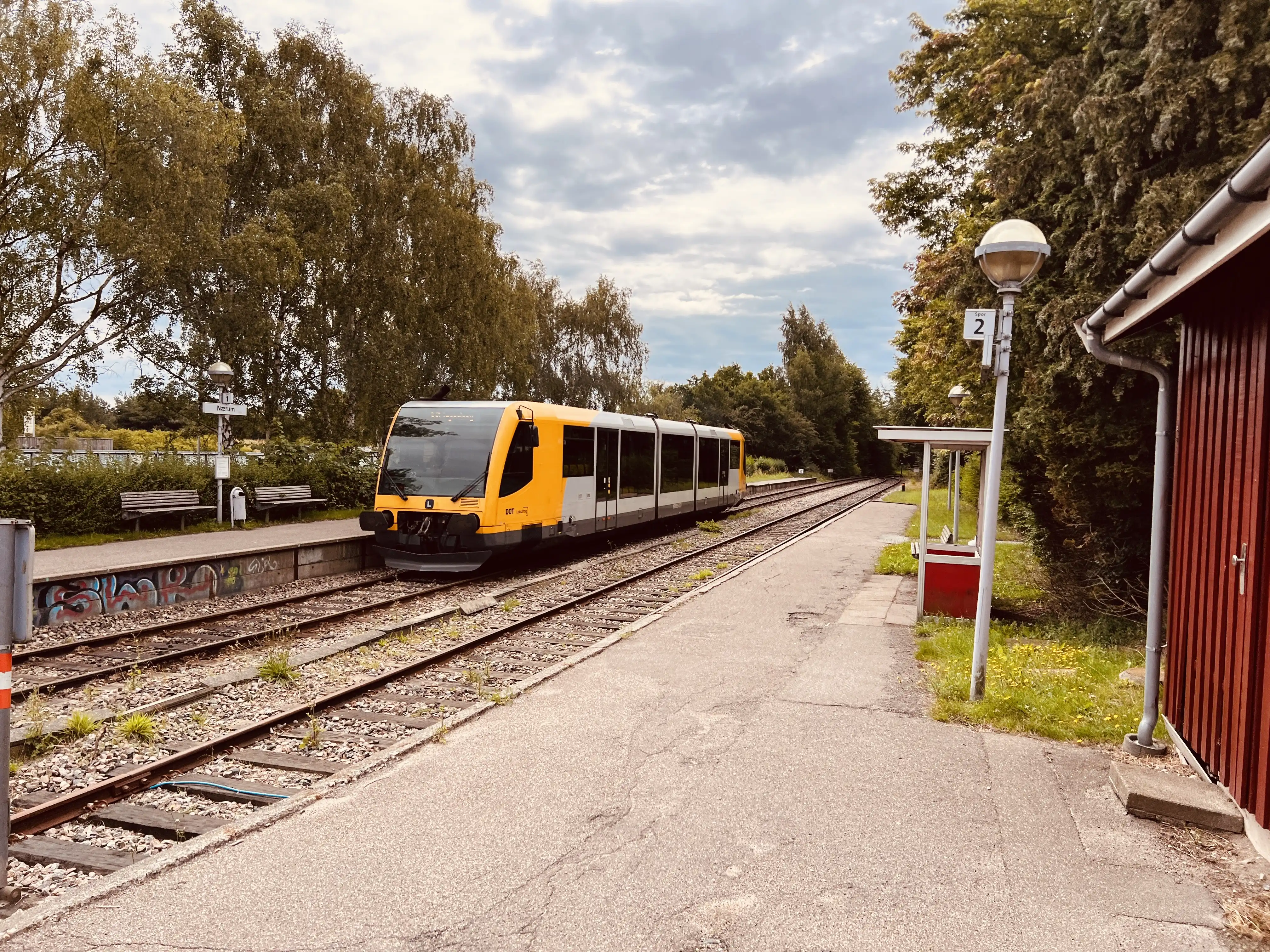 Billede af LNJ Lm 22 ud for Nærum Station.