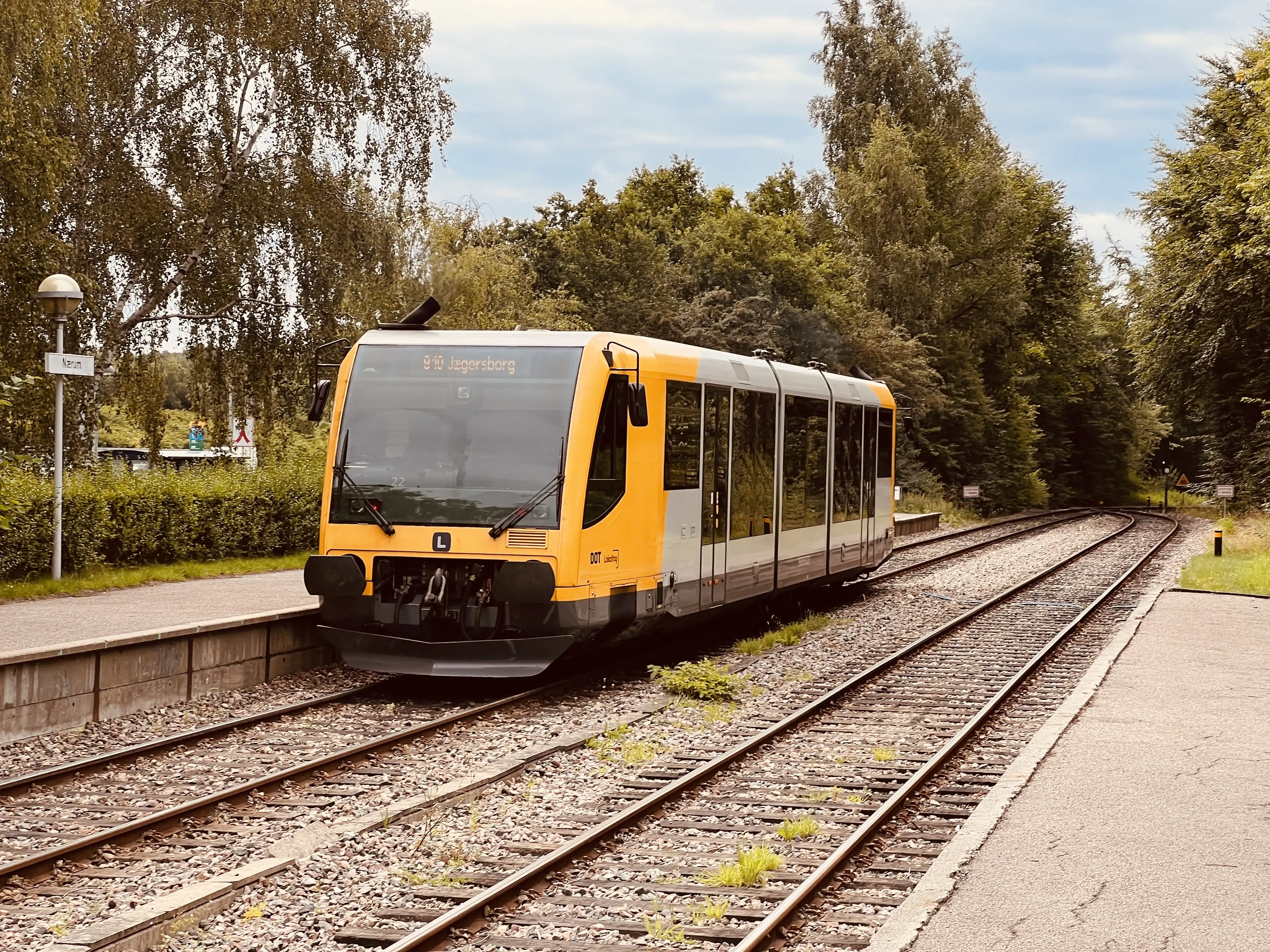 Billede af LNJ Lm 22 ud for Nærum Station.
