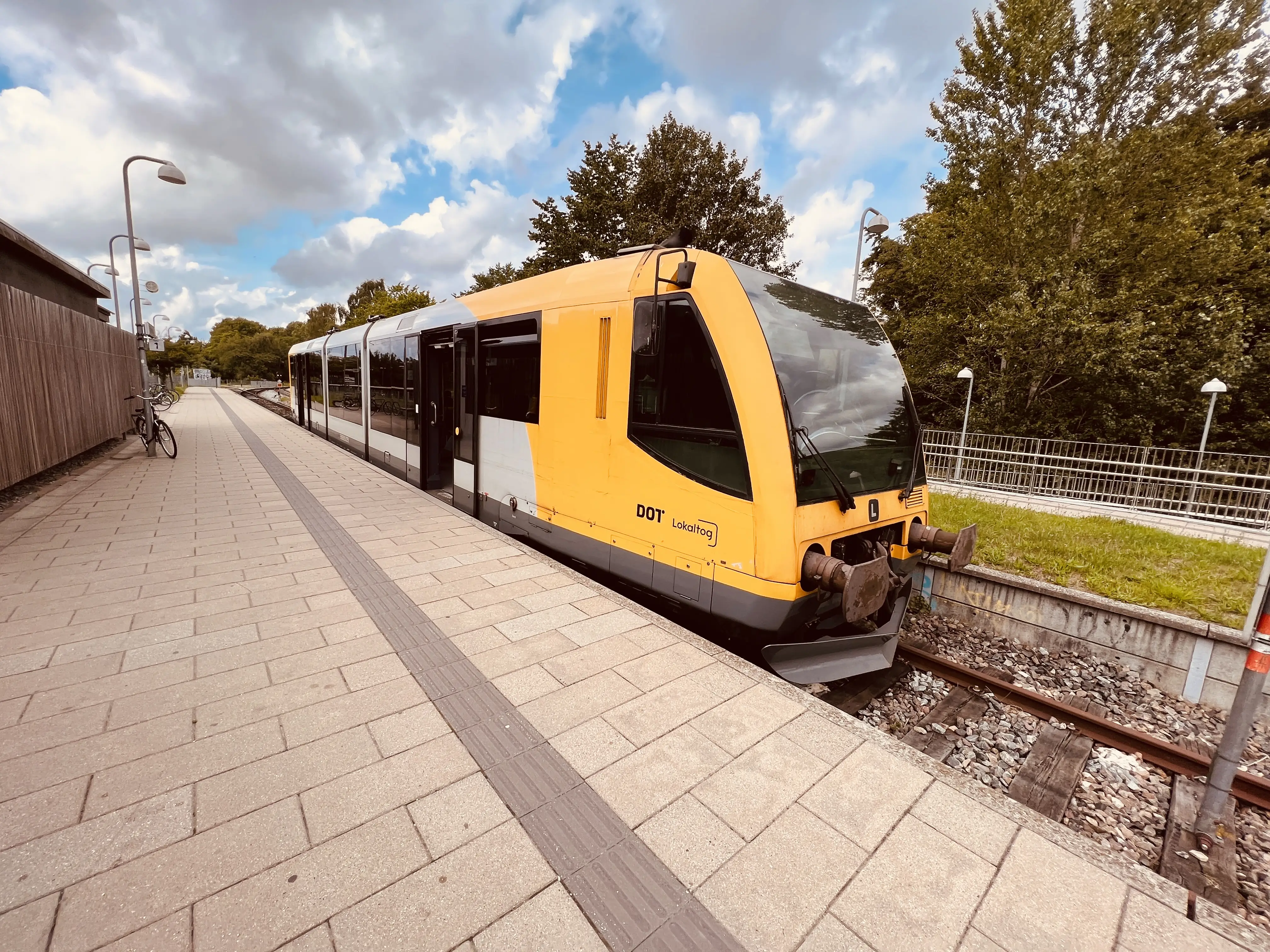 Billede af LNJ Lm 23 ud for Jægersborg Lokalbane Station.