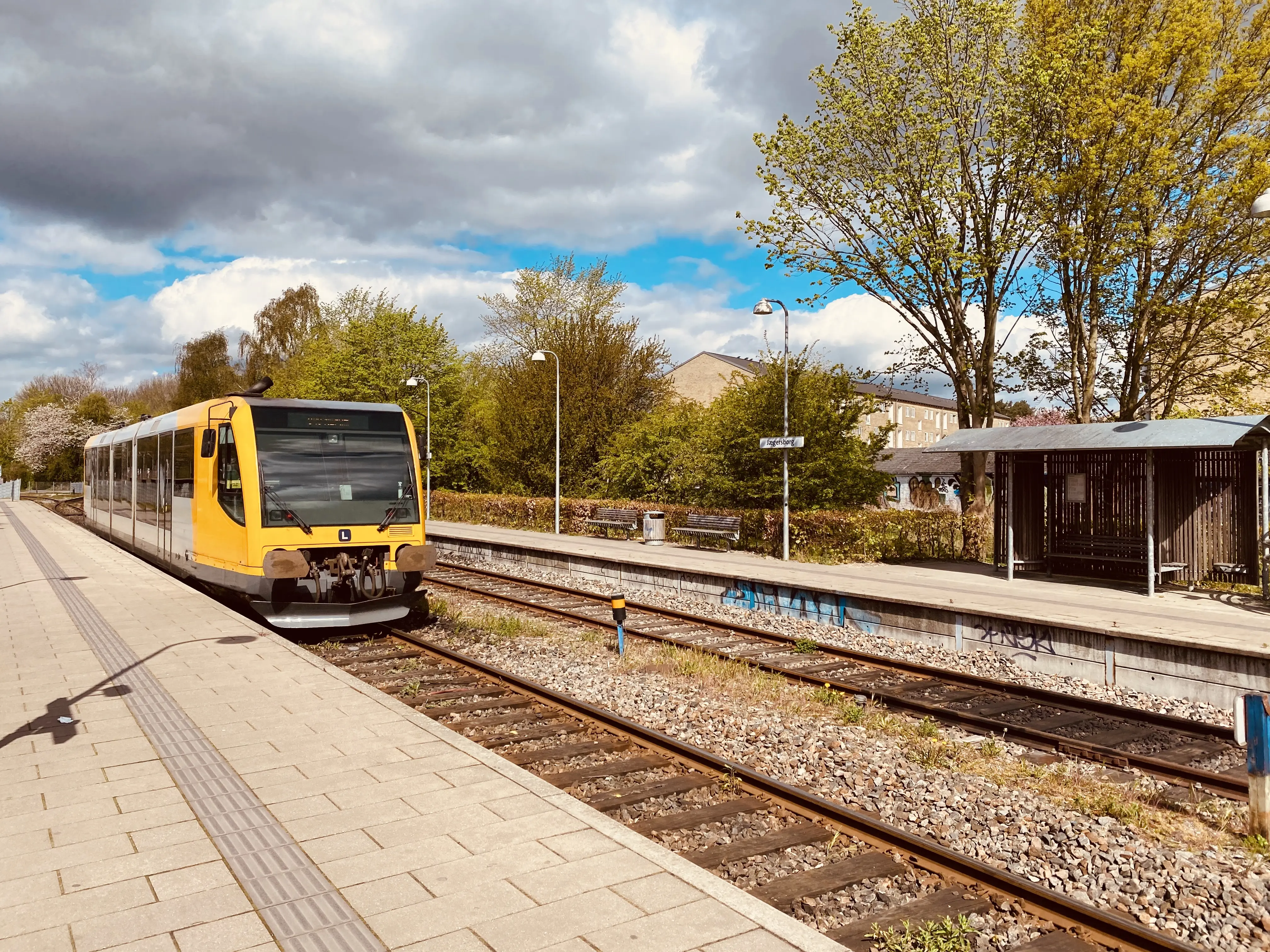Billede af LNJ Lm 23 ud for Jægersborg Lokalbane Station.