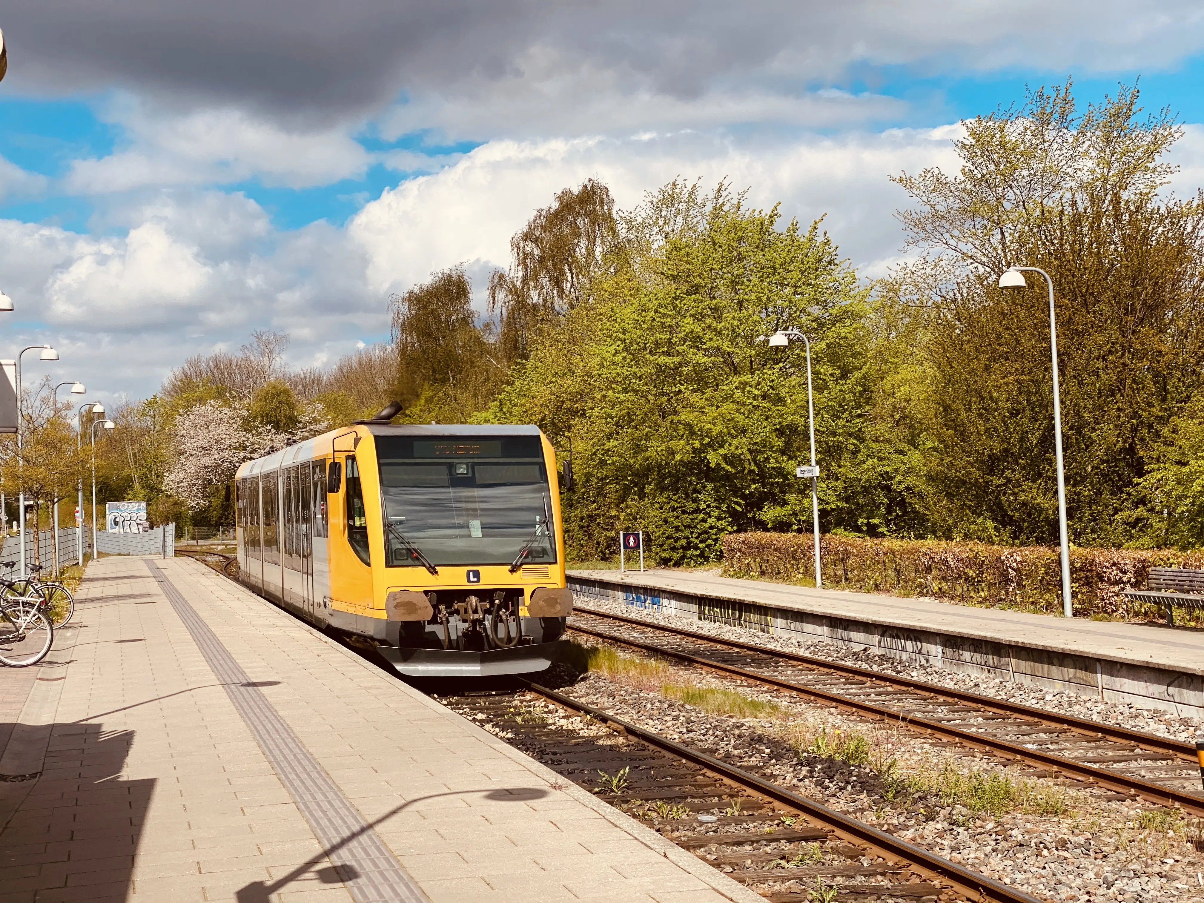 Billede af LNJ Lm 23 ud for Jægersborg Lokalbane Station.