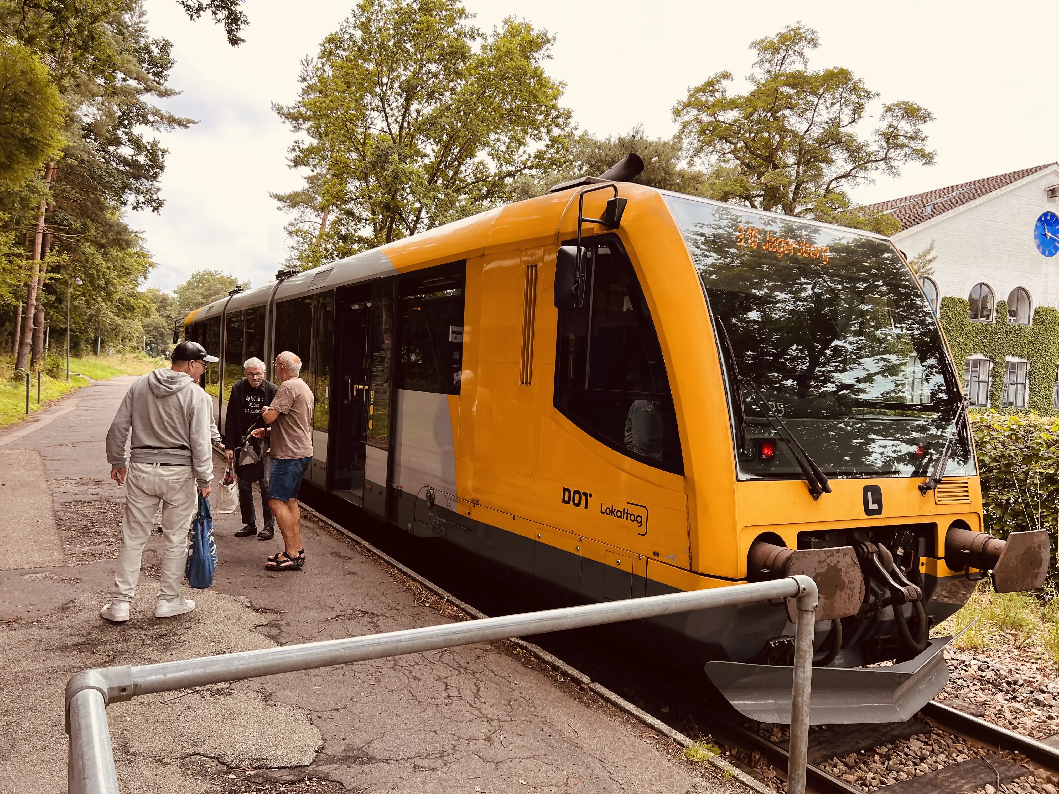 Billede af LNJ Lm 25 ud for Ravnholm Holdeplads.