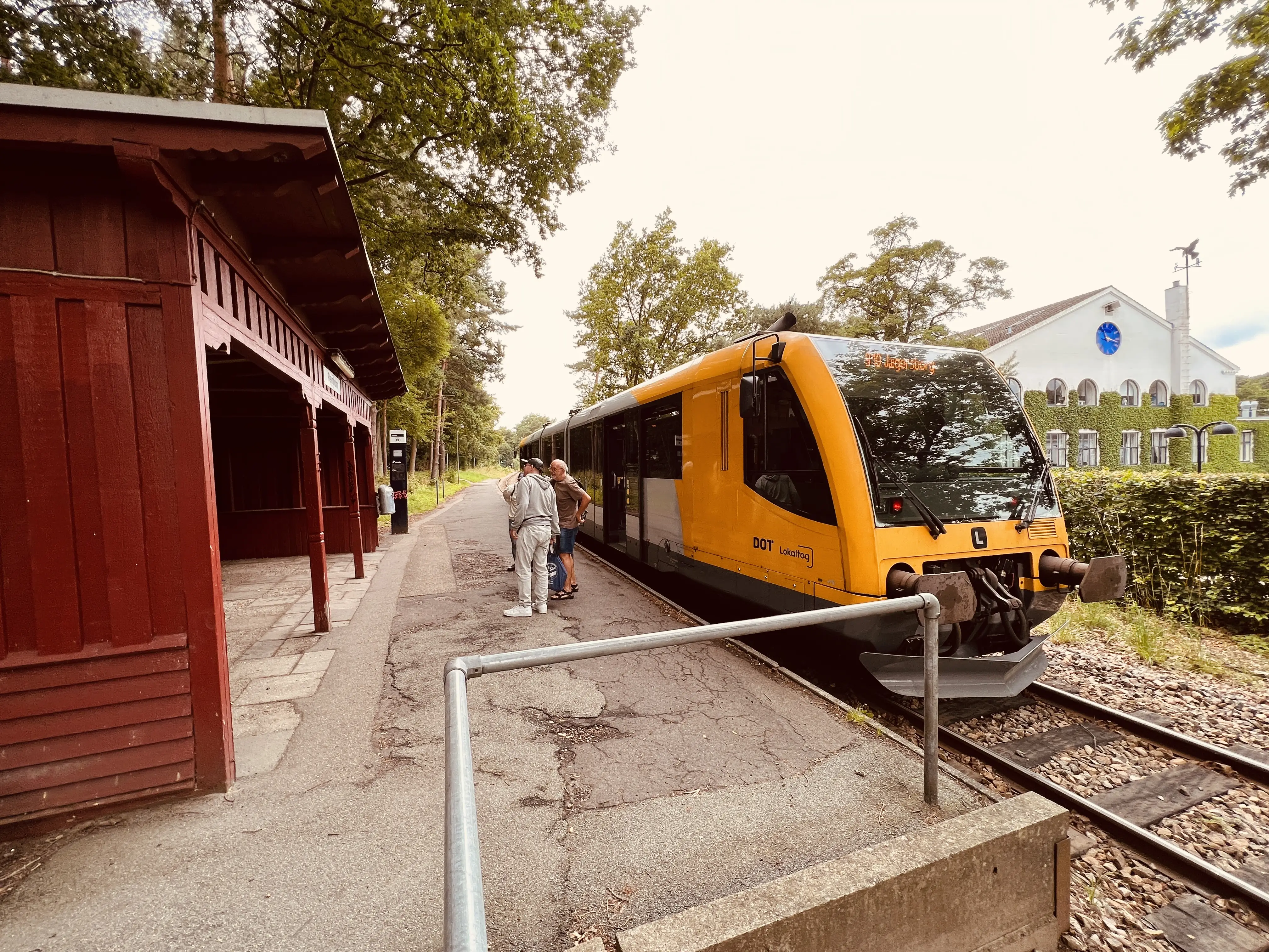 Billede af LNJ Lm 25 ud for Ravnholm Holdeplads.