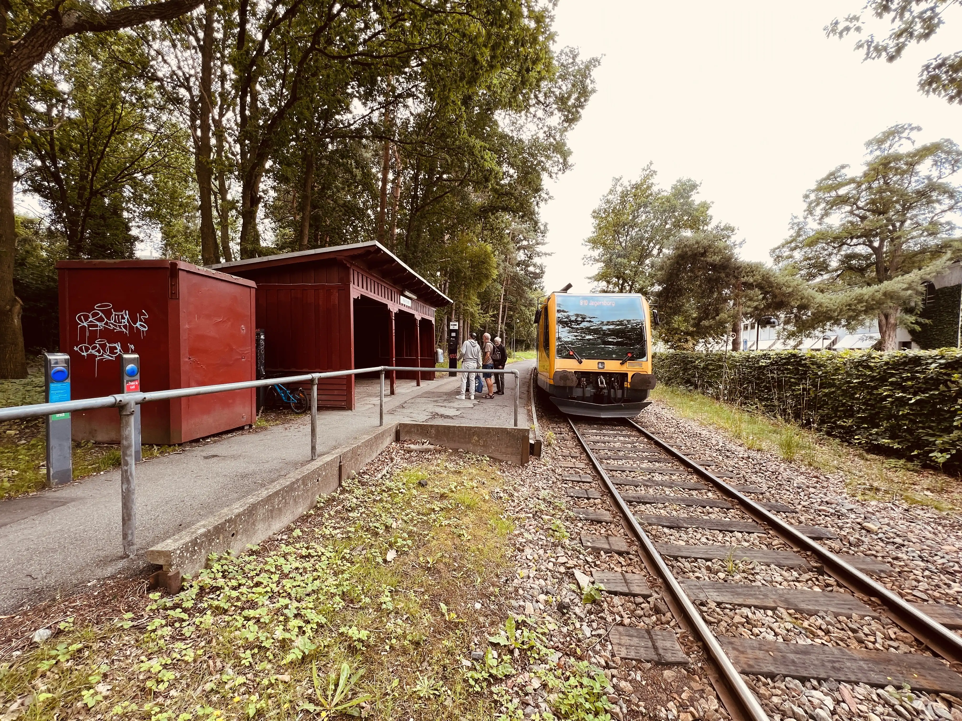 Billede af LNJ Lm 25 ud for Ravnholm Holdeplads.