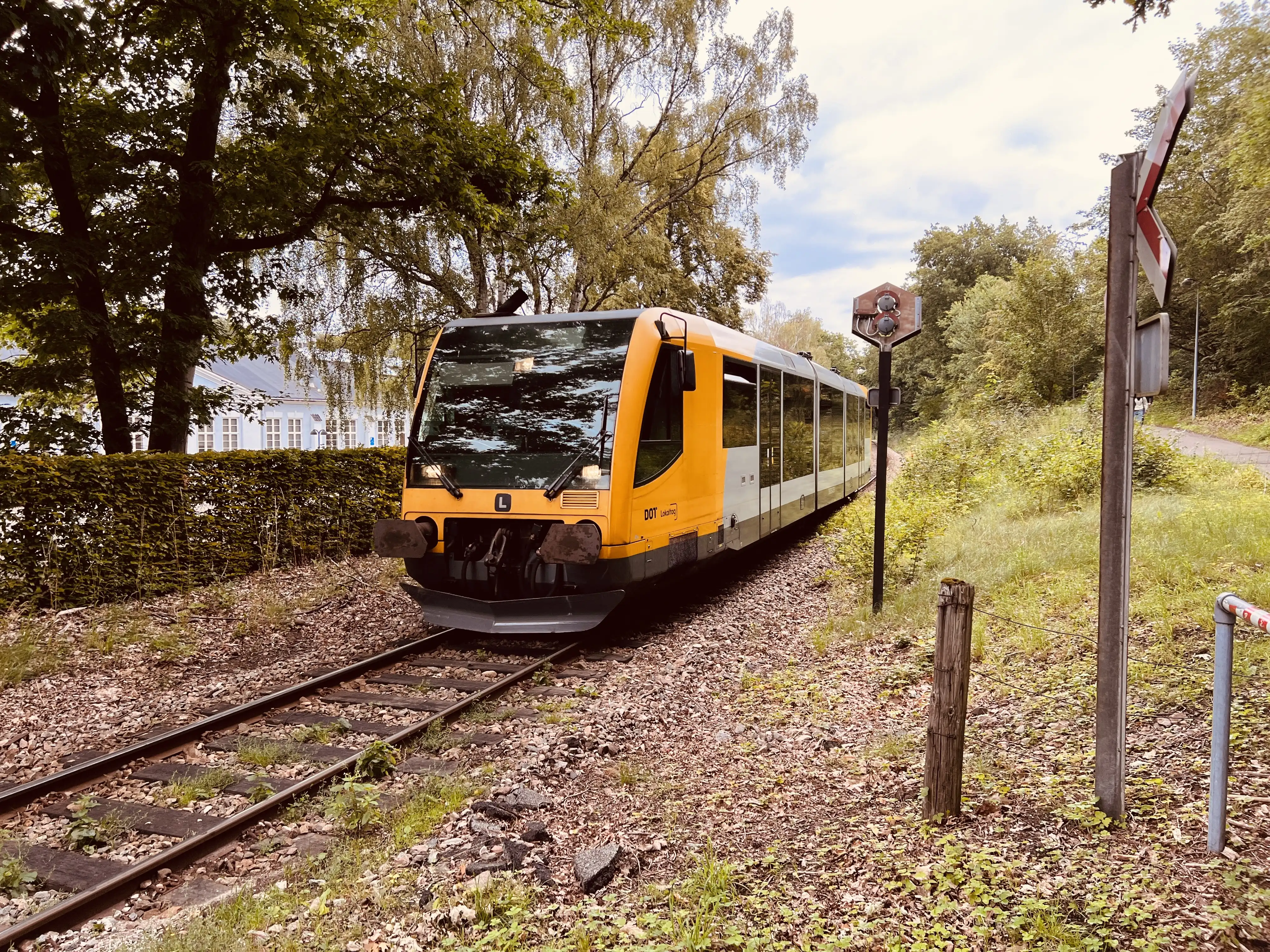 Billede af LNJ Lm 25 ud for Ravnholm Holdeplads.