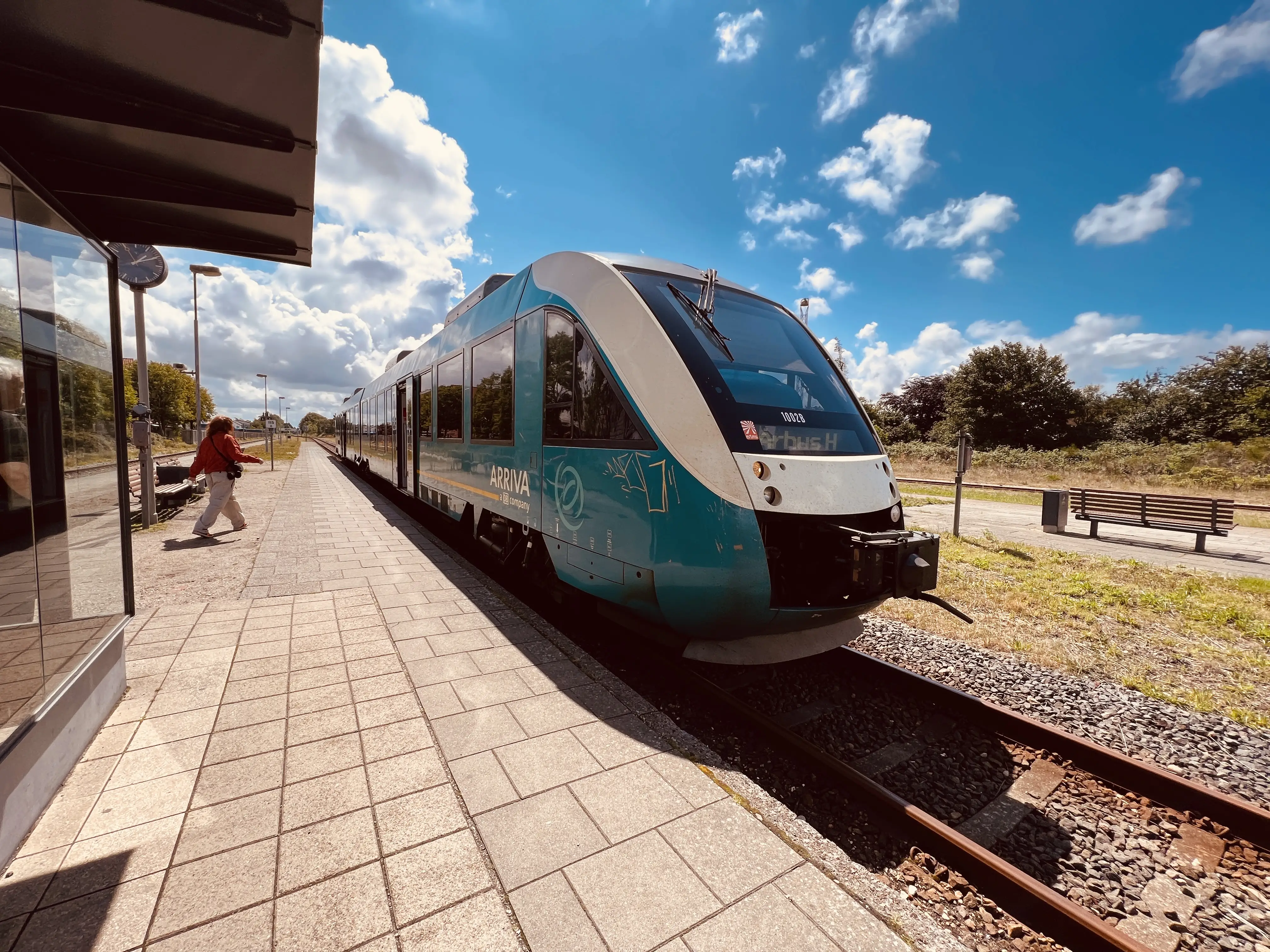 Billede af ARRIVA AR 1002 fotograferet ud for Skjern Station. Billede af ARRIVA AR 1002 fotograferet ud for Skjern Station.