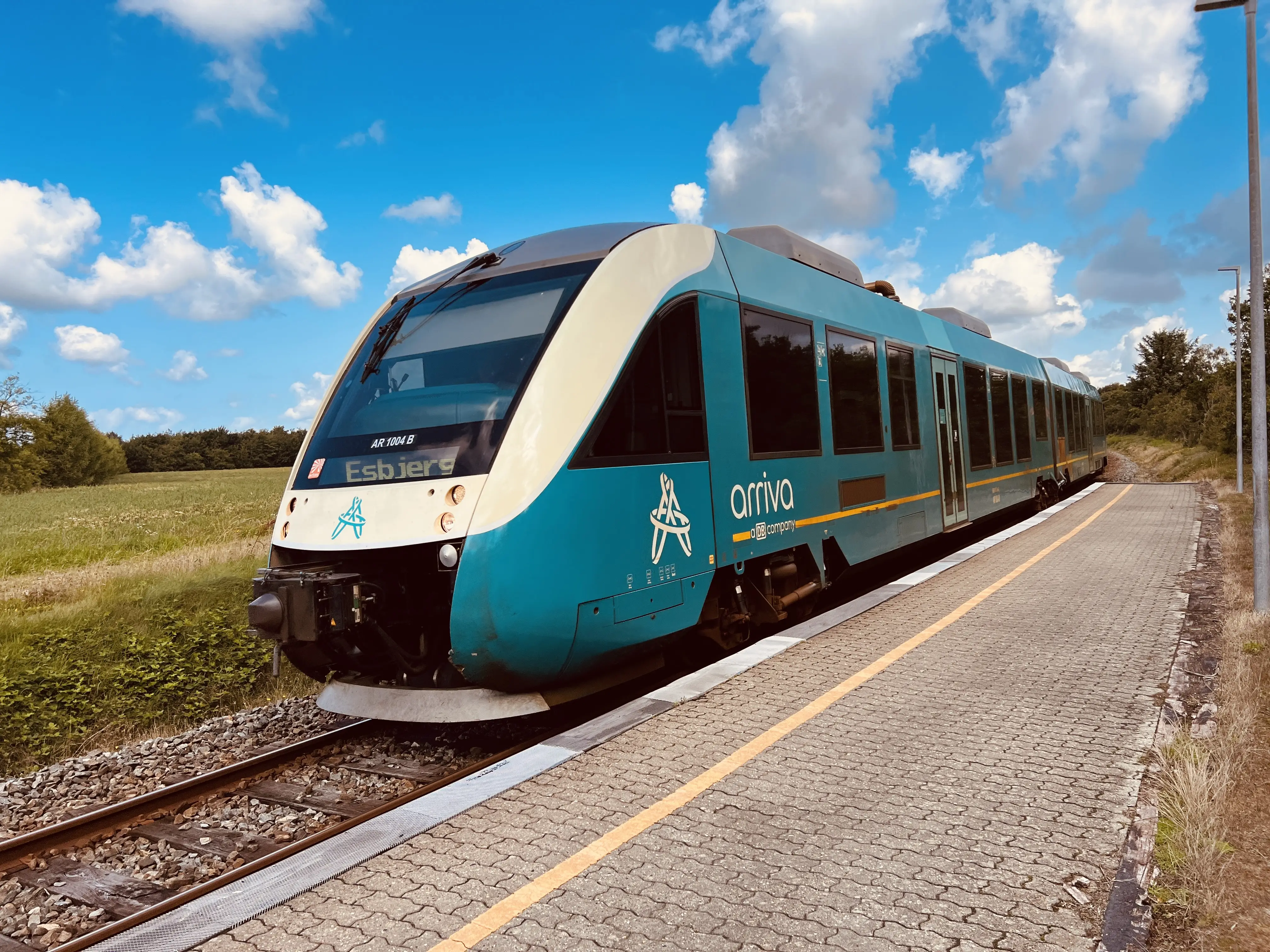 Billede af ARRIVA AR 1004 fotograferet ud for Jegum Trinbræt. Billede af ARRIVA AR 1004 fotograferet ud for Jegum Trinbræt.