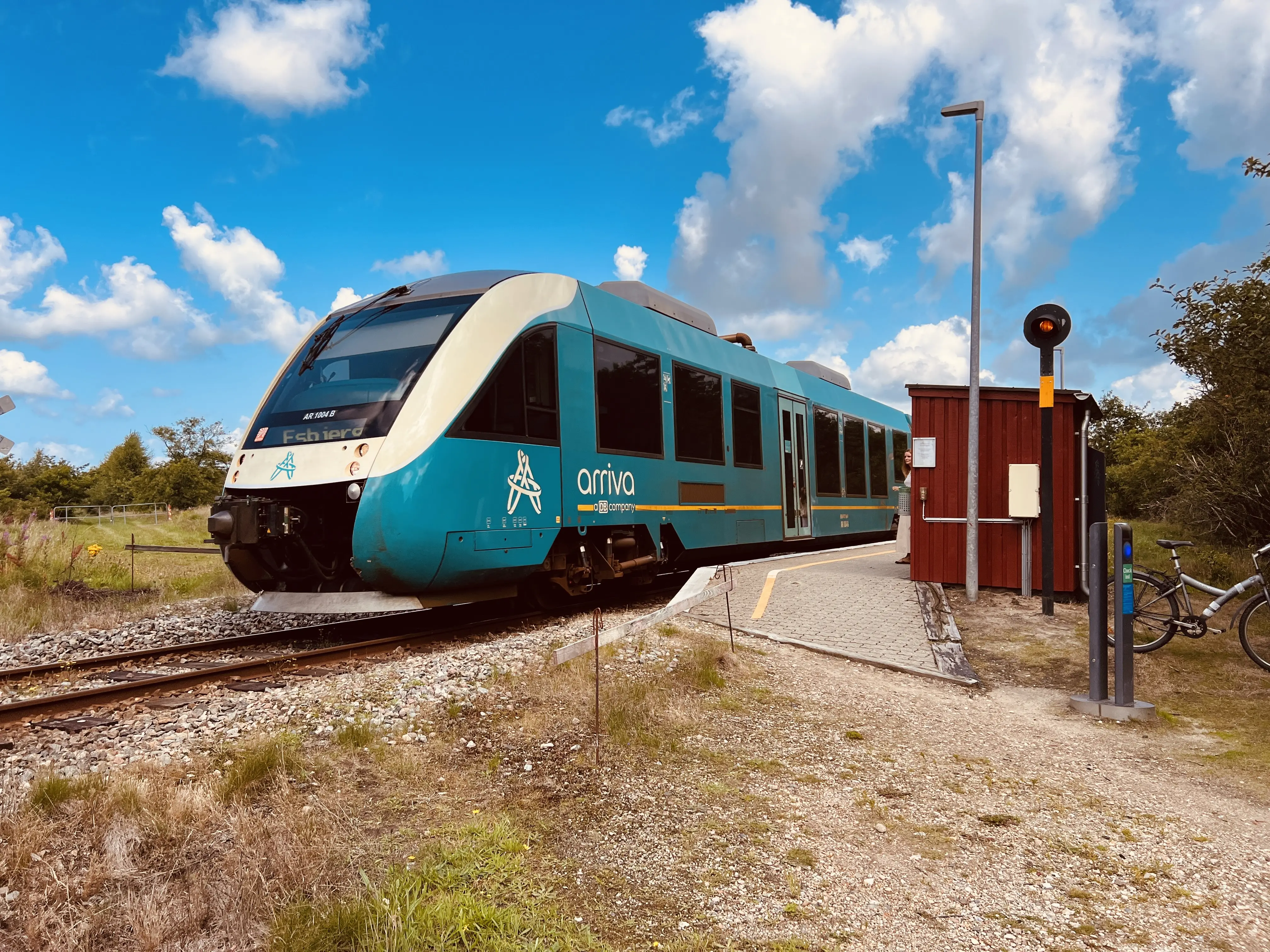 Billede af ARRIVA AR 1004 fotograferet ud for Jegum Trinbræt. Billede af ARRIVA AR 1004 fotograferet ud for Jegum Trinbræt.