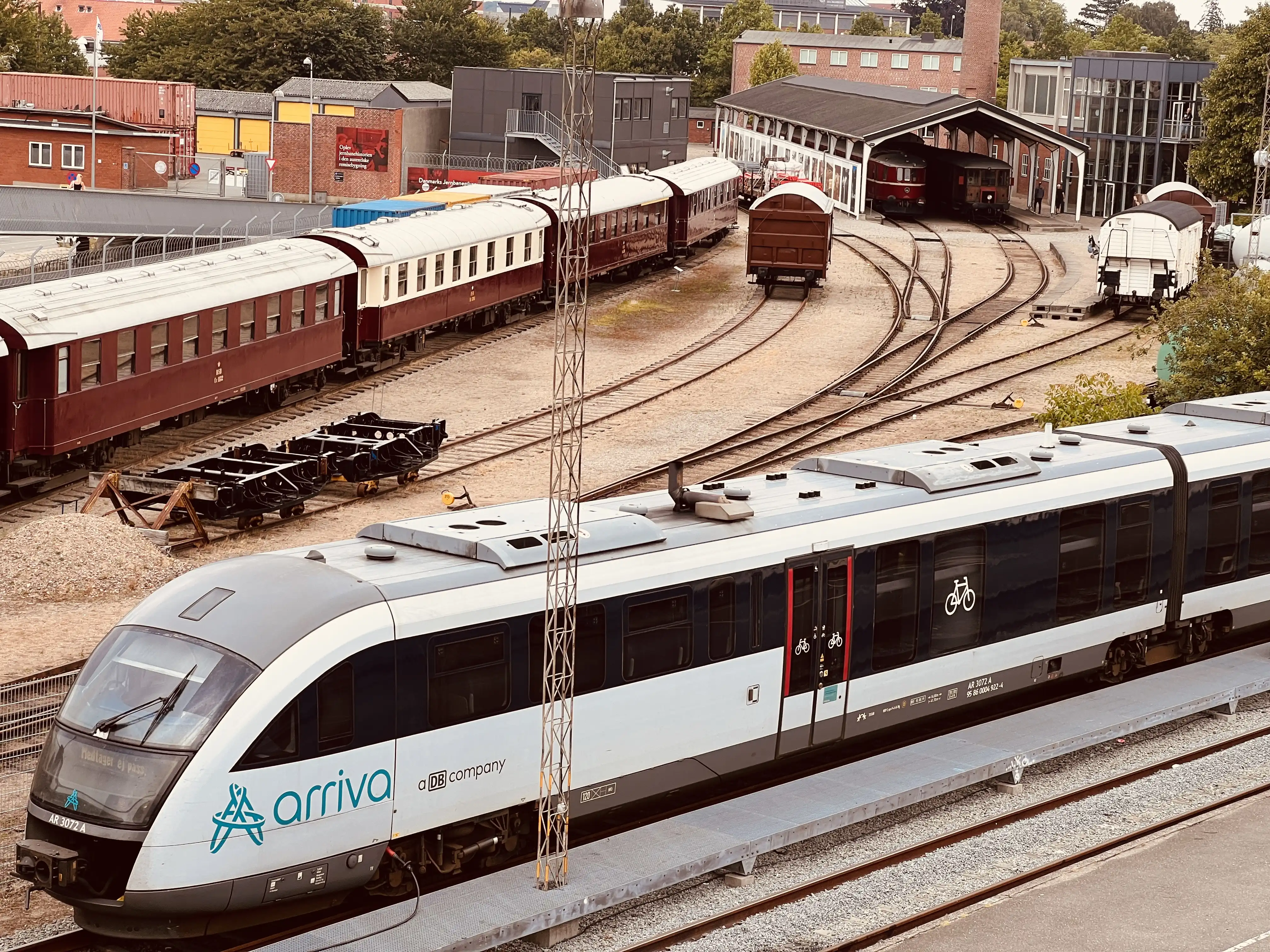 Billede af ARRIVA AR 3072, tidligere DSB MQ 4122-4922 fotograferet ud for Odense Banegård Center. Billede af ARRIVA AR 3072, tidligere DSB MQ 4122-4922 fotograferet ud for Odense Banegård Center.