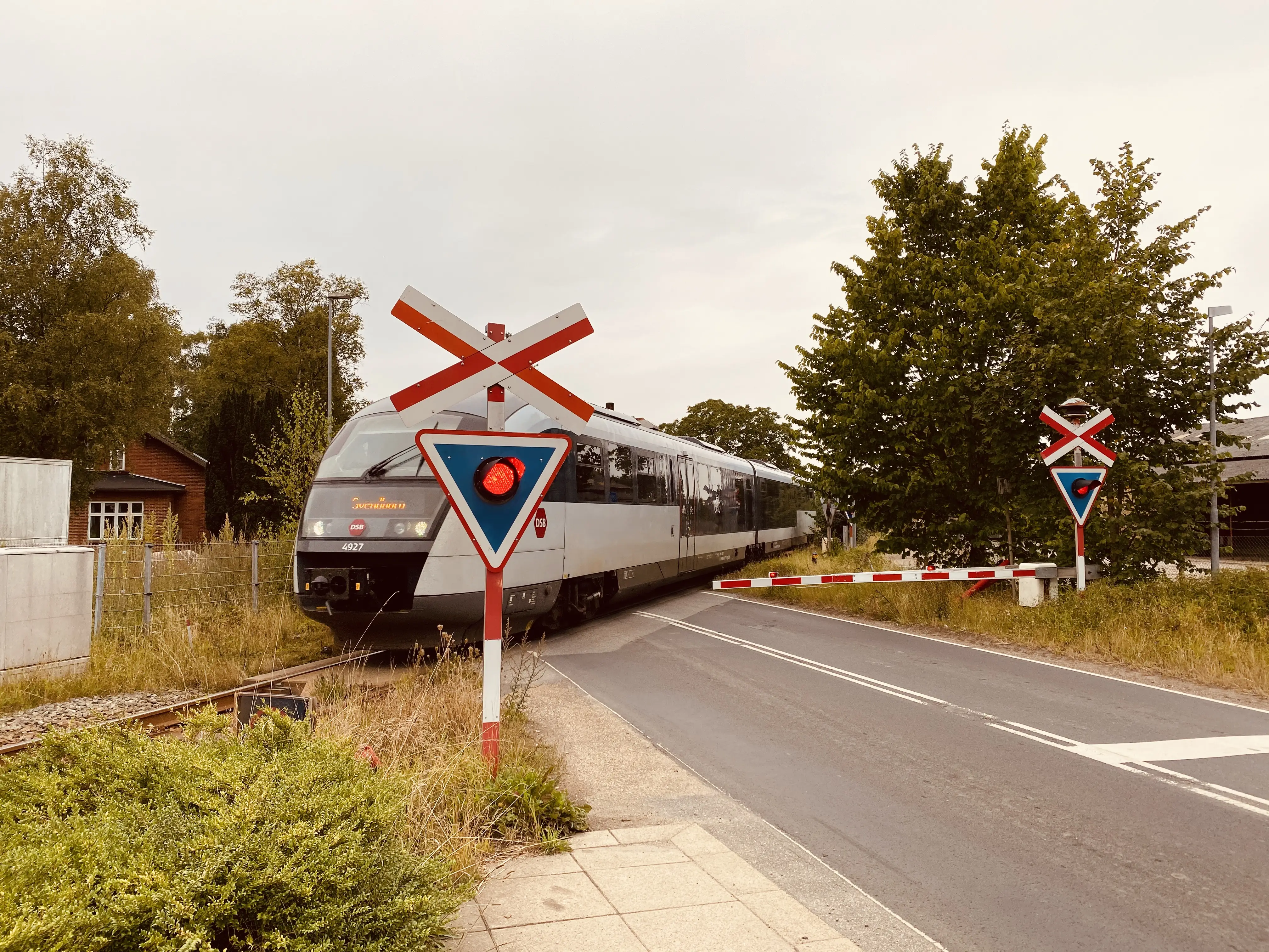 Billede af DSB MQ 4127-4927 fotograferet ud for Stenstrup Syd Trinbræt med Sidespor. Billede af DSB MQ 4127-4927 fotograferet ud for Stenstrup Syd Trinbræt med Sidespor.