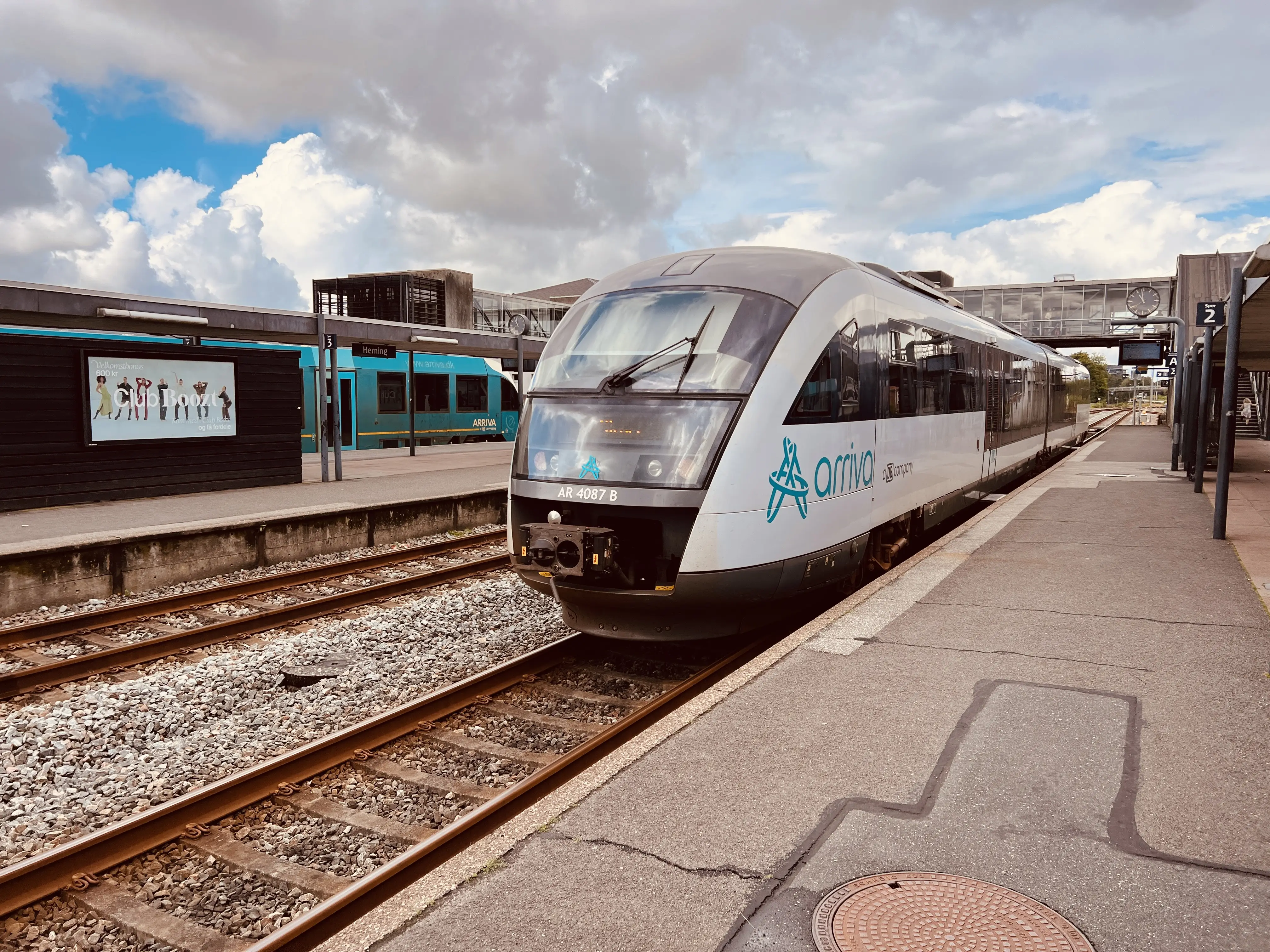 Billede af ARRIVA AR 4087, tidligere DSB MQ 4127-4927 fotograferet ud for Herning Banegård Center. Billede af ARRIVA AR 4087, tidligere DSB MQ 4127-4927 fotograferet ud for Herning Banegård Center.