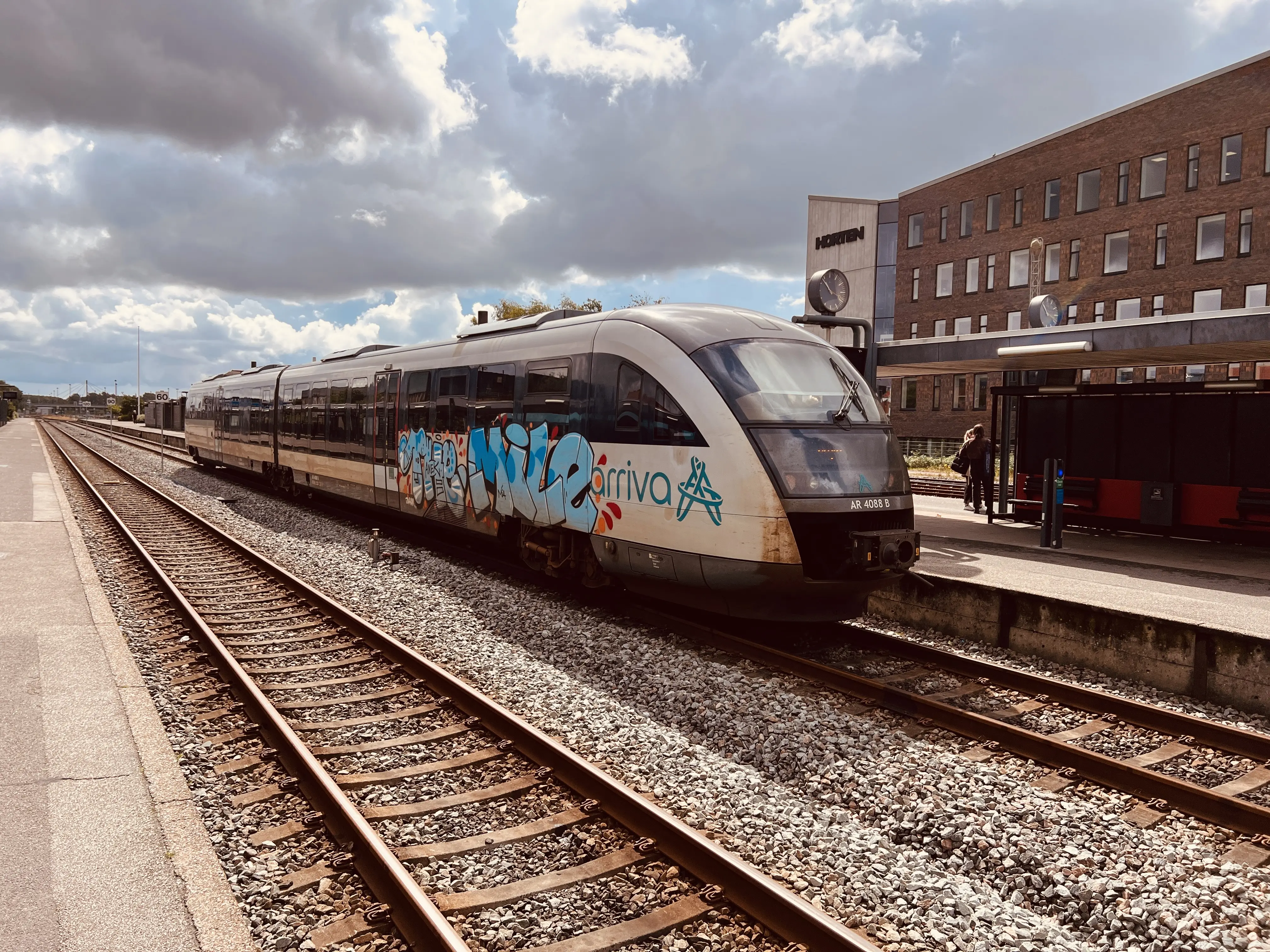 Billede af ARRIVA AR 4088, tidligere DSB MQ 4128-4928 fotograferet ud for Herning Banegård Center. Billede af ARRIVA AR 4088, tidligere DSB MQ 4128-4928 fotograferet ud for Herning Banegård Center.