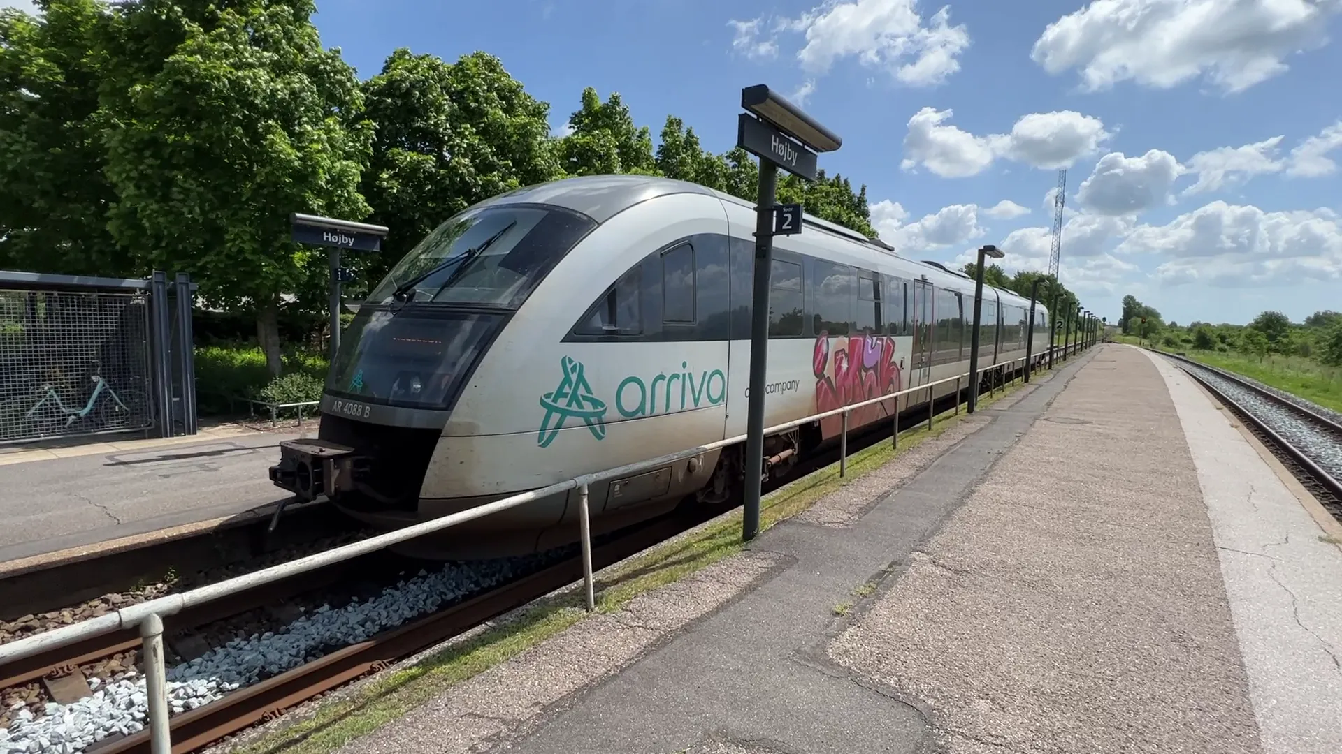 Billede af ARRIVA AR 4088, tidligere DSB MQ 4128-4928 fotograferet ud for Højby (Fyn) Trinbræt. Billede af ARRIVA AR 4088, tidligere DSB MQ 4128-4928 fotograferet ud for Højby (Fyn) Trinbræt.