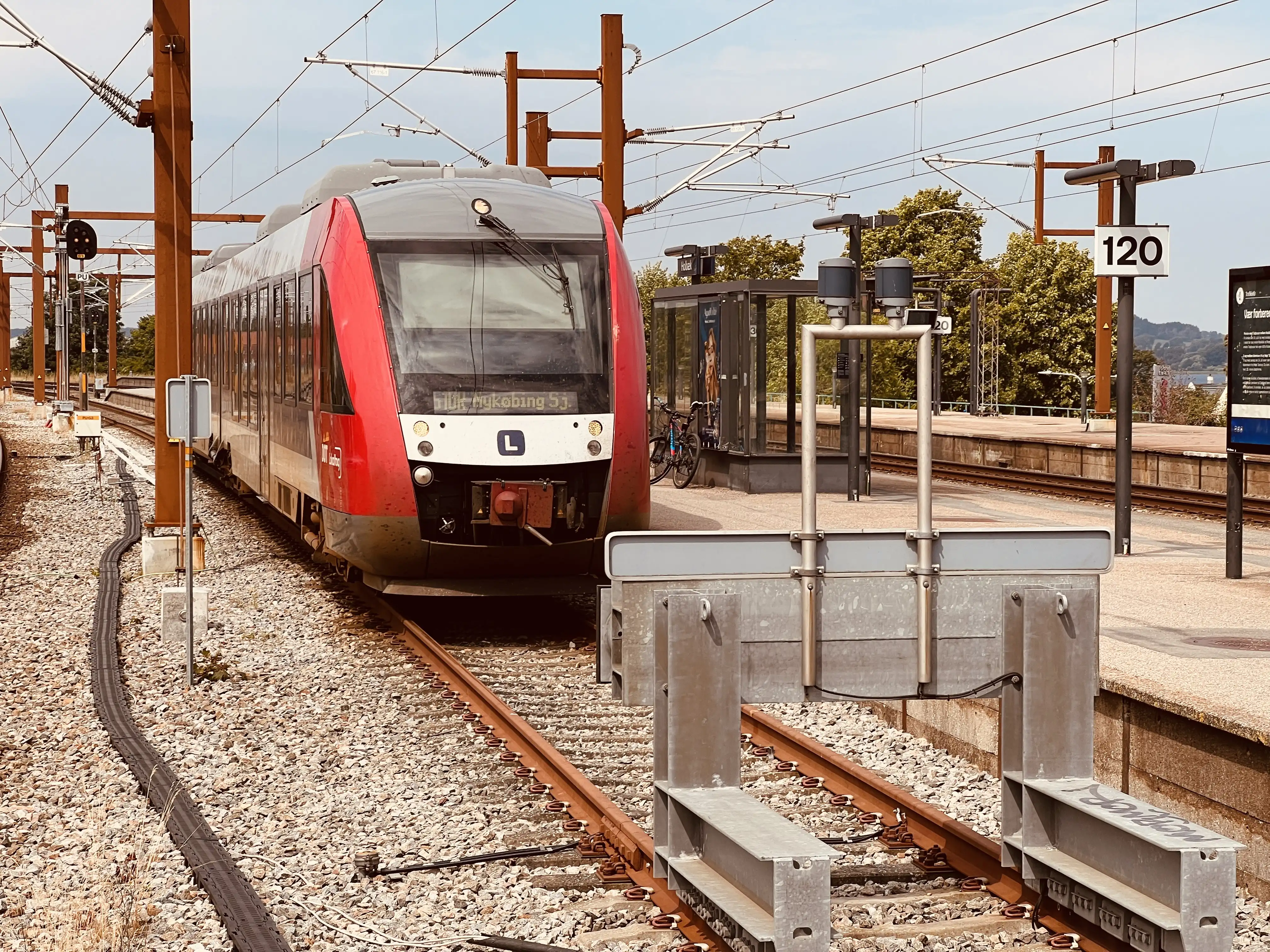 Billede af LT 2026-2126, tidligere VL 2026-2126 fotograferet ud for Holbæk Station. Billede af LT 2026-2126, tidligere VL 2026-2126 fotograferet ud for Holbæk Station.