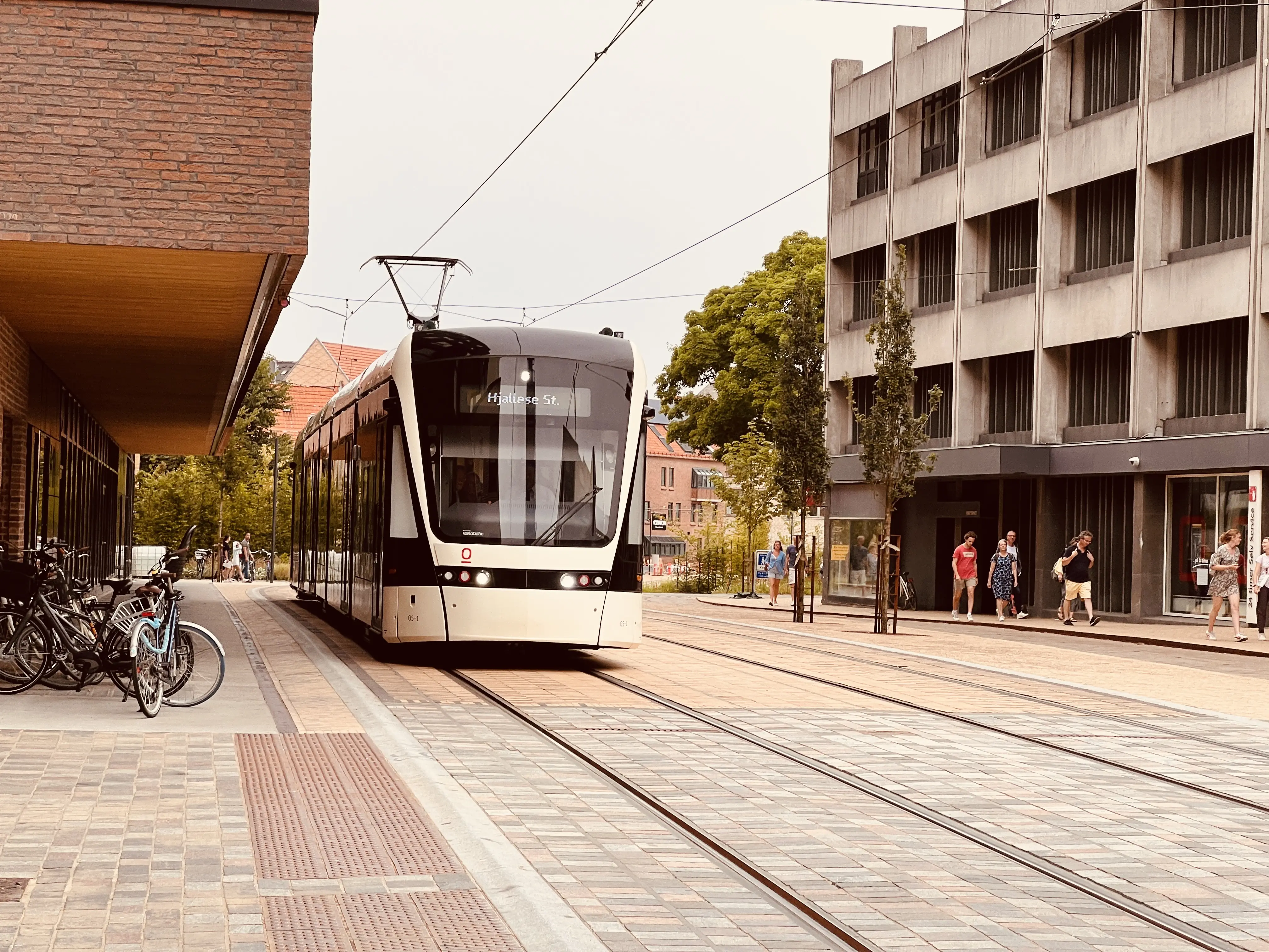 Billede af Odense Letbane togsæt 05 fotograferet ud for Albani Torv Letbanestation. Billede af Odense Letbane togsæt 05 fotograferet ud for Albani Torv Letbanestation.