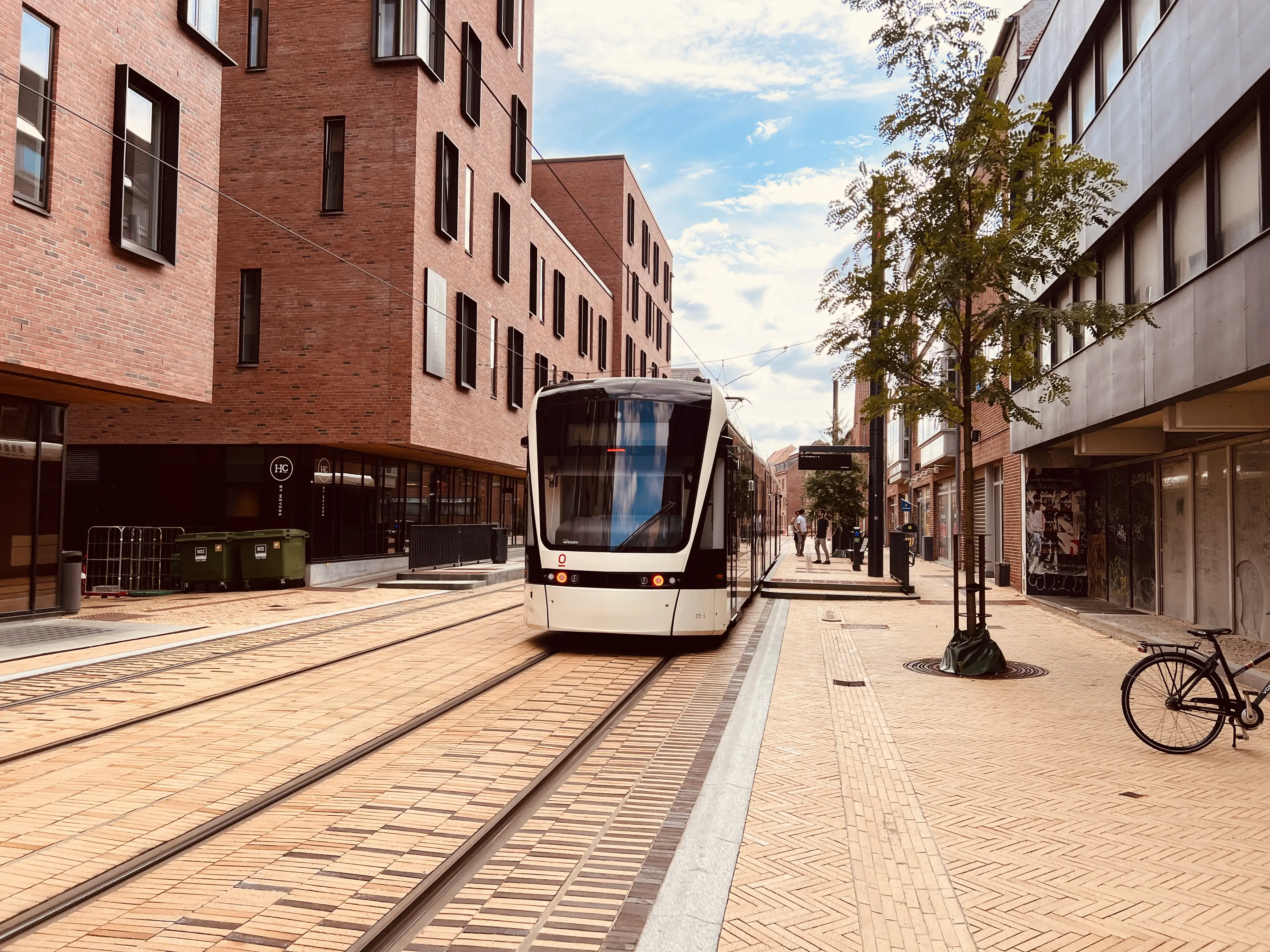 Billede af Odense Letbane togsæt 05 fotograferet ud for Odeon Letbanestation. Billede af Odense Letbane togsæt 05 fotograferet ud for Odeon Letbanestation.