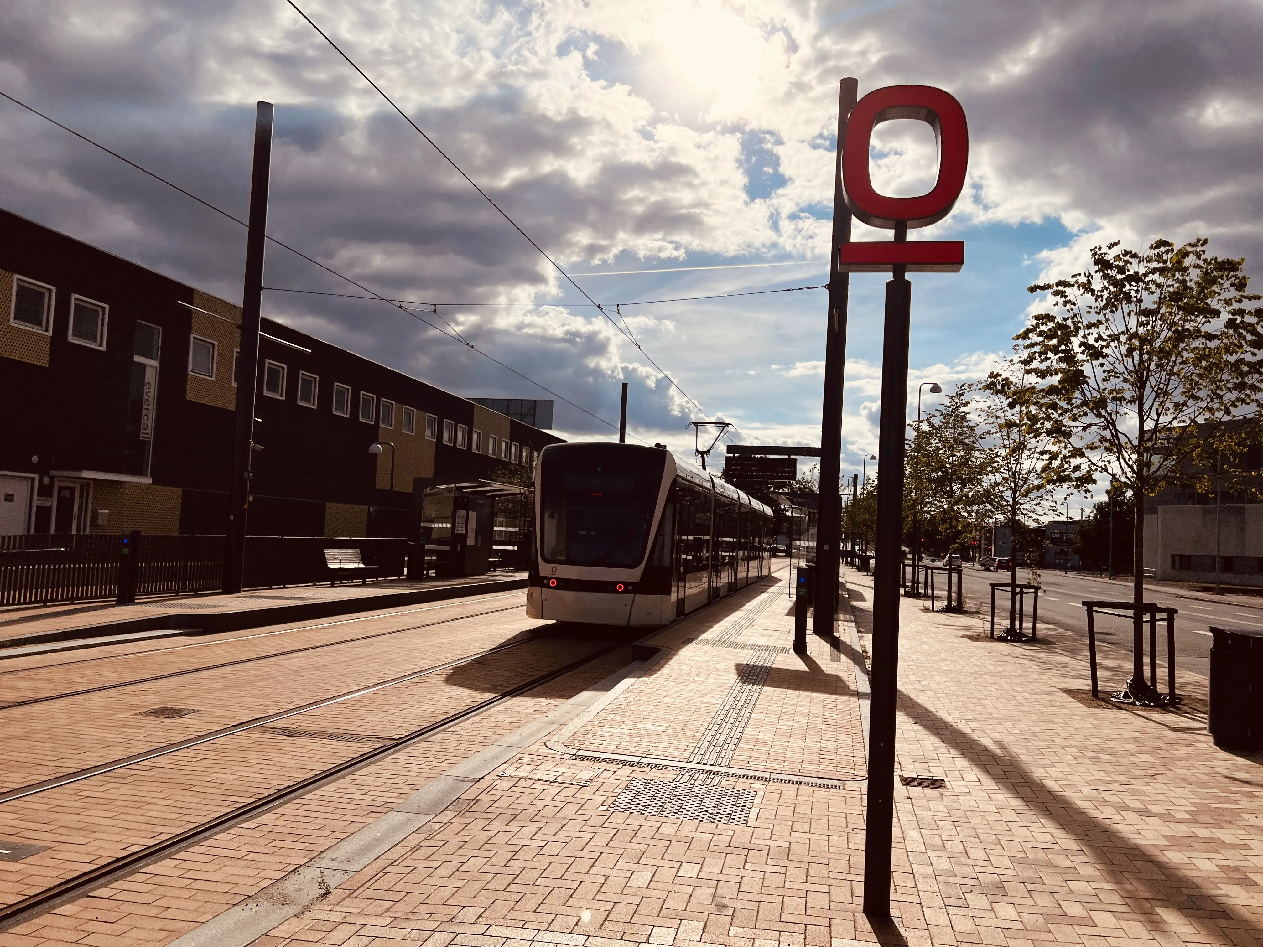 Billede af Odense Letbane togsæt 05 fotograferet ud for Vesterbro Letbanestation. Billede af Odense Letbane togsæt 05 fotograferet ud for Vesterbro Letbanestation.
