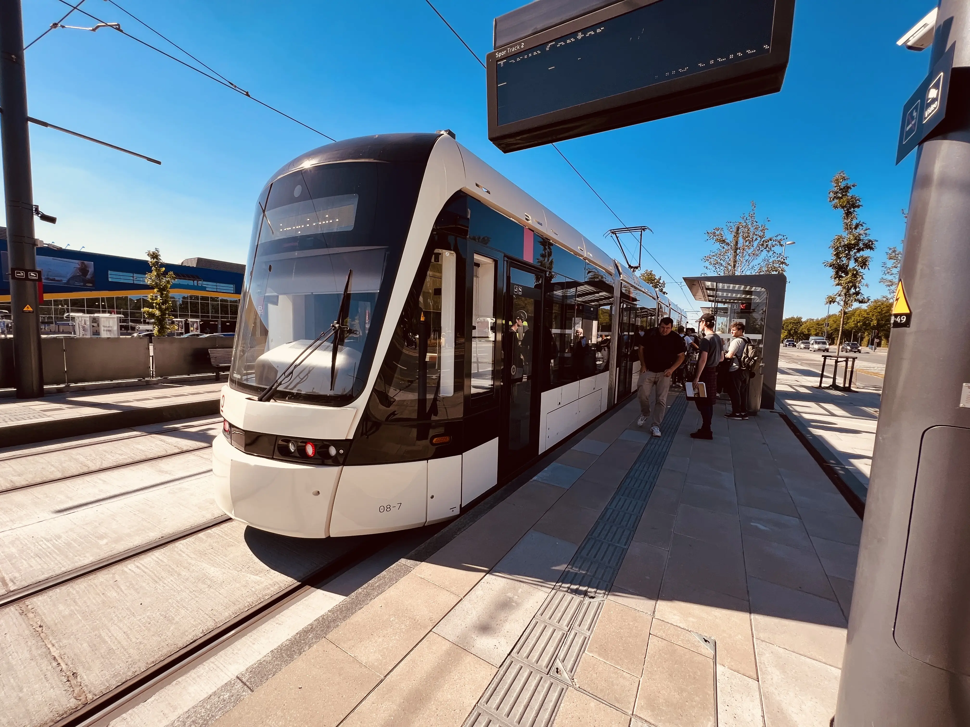 Billede af Odense Letbane togsæt 08 fotograferet ud for IKEA Letbanestation. Billede af Odense Letbane togsæt 08 fotograferet ud for IKEA Letbanestation.