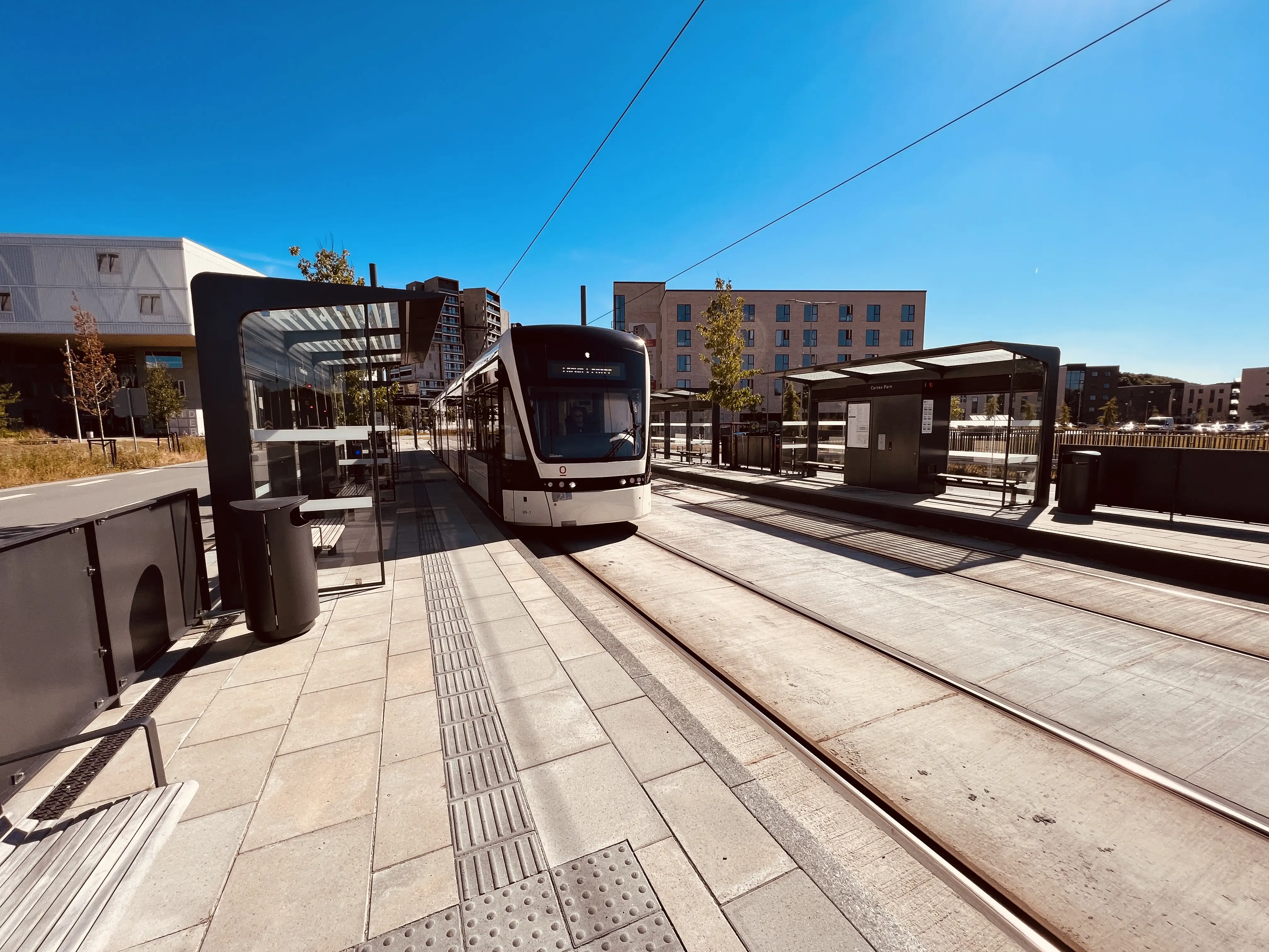 Billede af Odense Letbane togsæt 09 fotograferet ud for Cortex Park Letbanestation. Billede af Odense Letbane togsæt 09 fotograferet ud for Cortex Park Letbanestation.