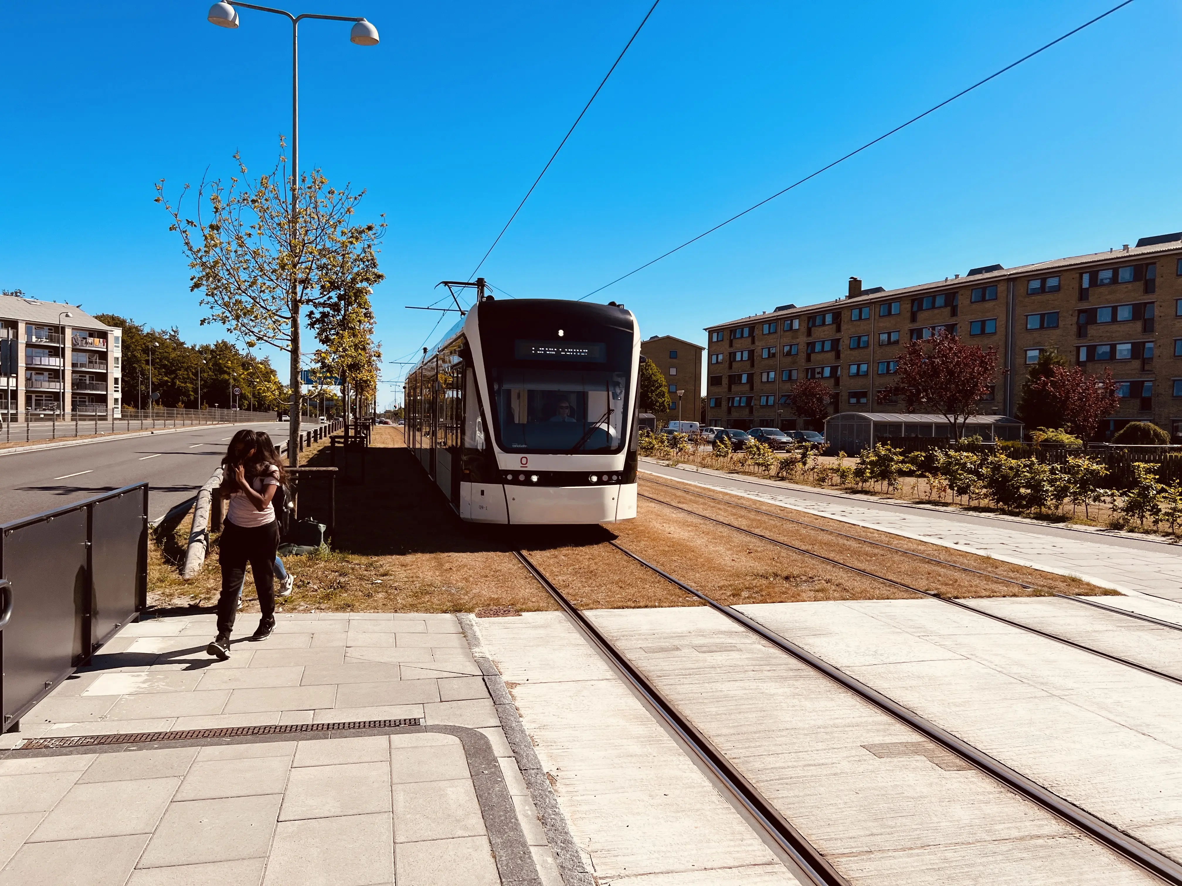 Billede af Odense Letbane togsæt 09 fotograferet ud for Ejerslykke Letbanestation. Billede af Odense Letbane togsæt 09 fotograferet ud for Ejerslykke Letbanestation.