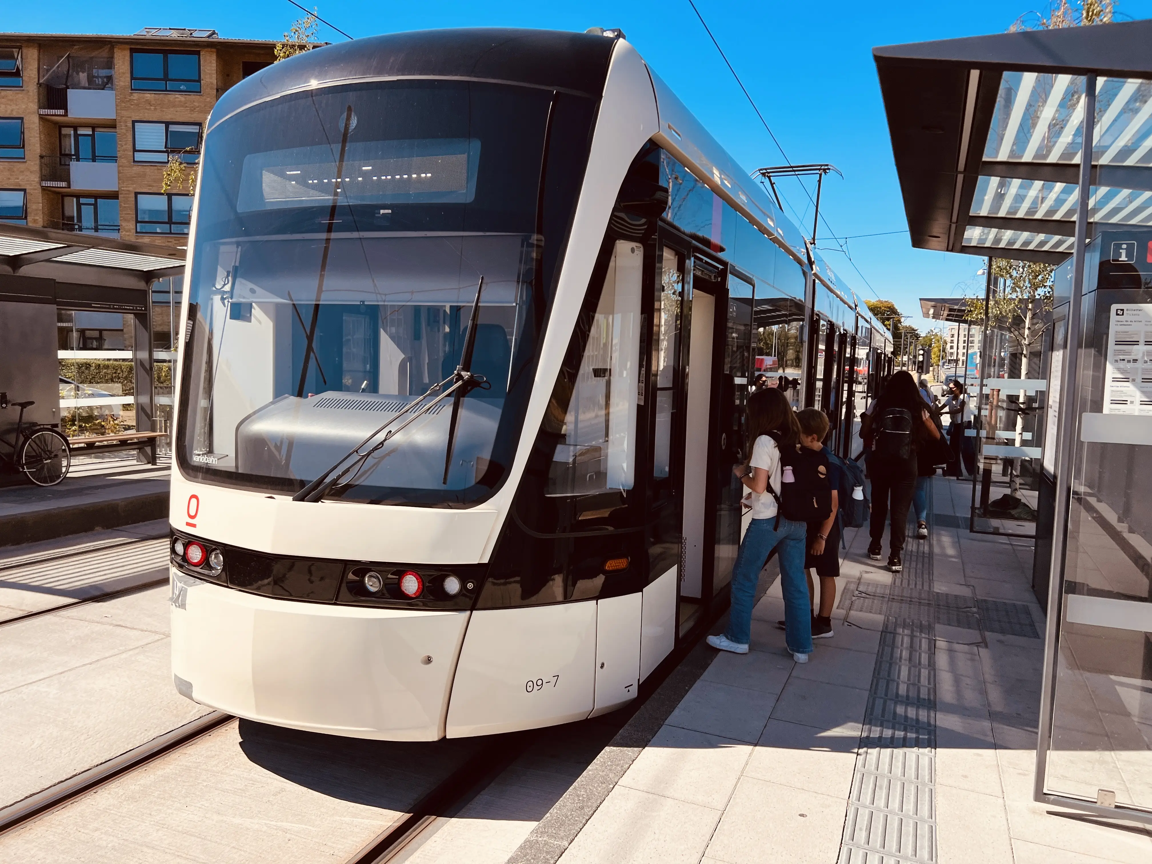 Billede af Odense Letbane togsæt 09 fotograferet ud for Ejerslykke Letbanestation. Billede af Odense Letbane togsæt 09 fotograferet ud for Ejerslykke Letbanestation.