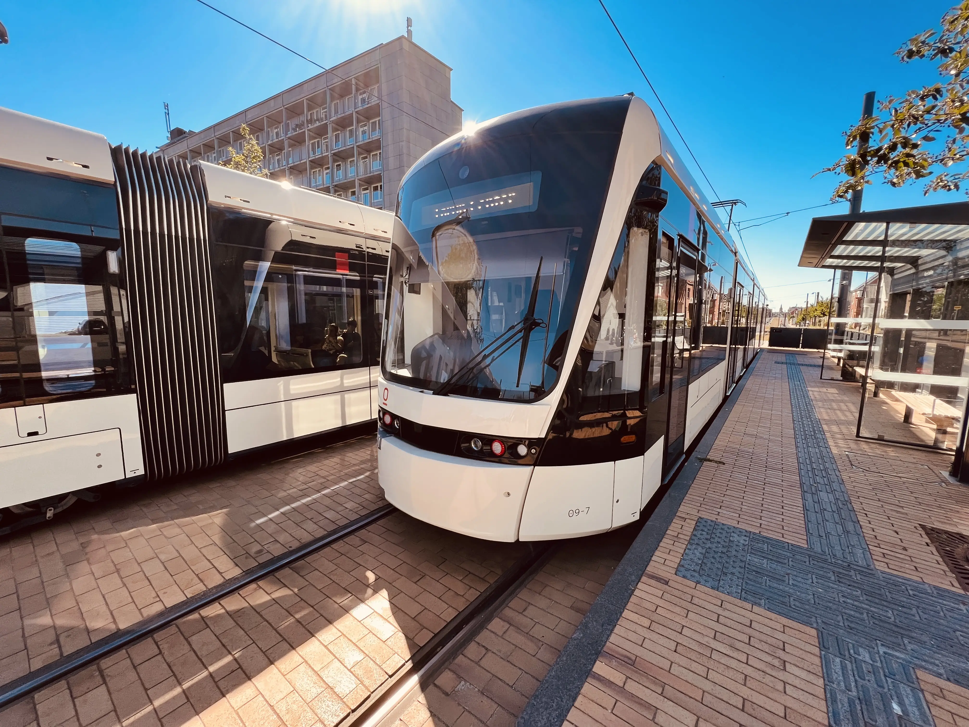 Billede af Odense Letbane togsæt 09 fotograferet ud for Korsløkke Letbanestation. Billede af Odense Letbane togsæt 09 fotograferet ud for Korsløkke Letbanestation.